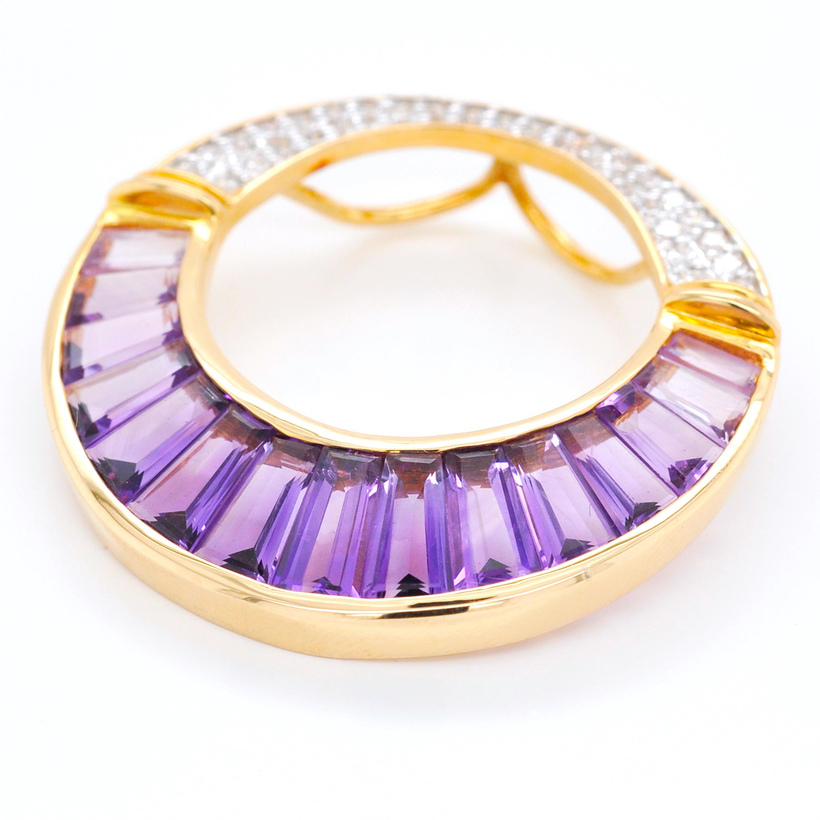 Collier pendentif broche en or 18 carats avec améthyste taille calibre et diamants baguettes en vente 1