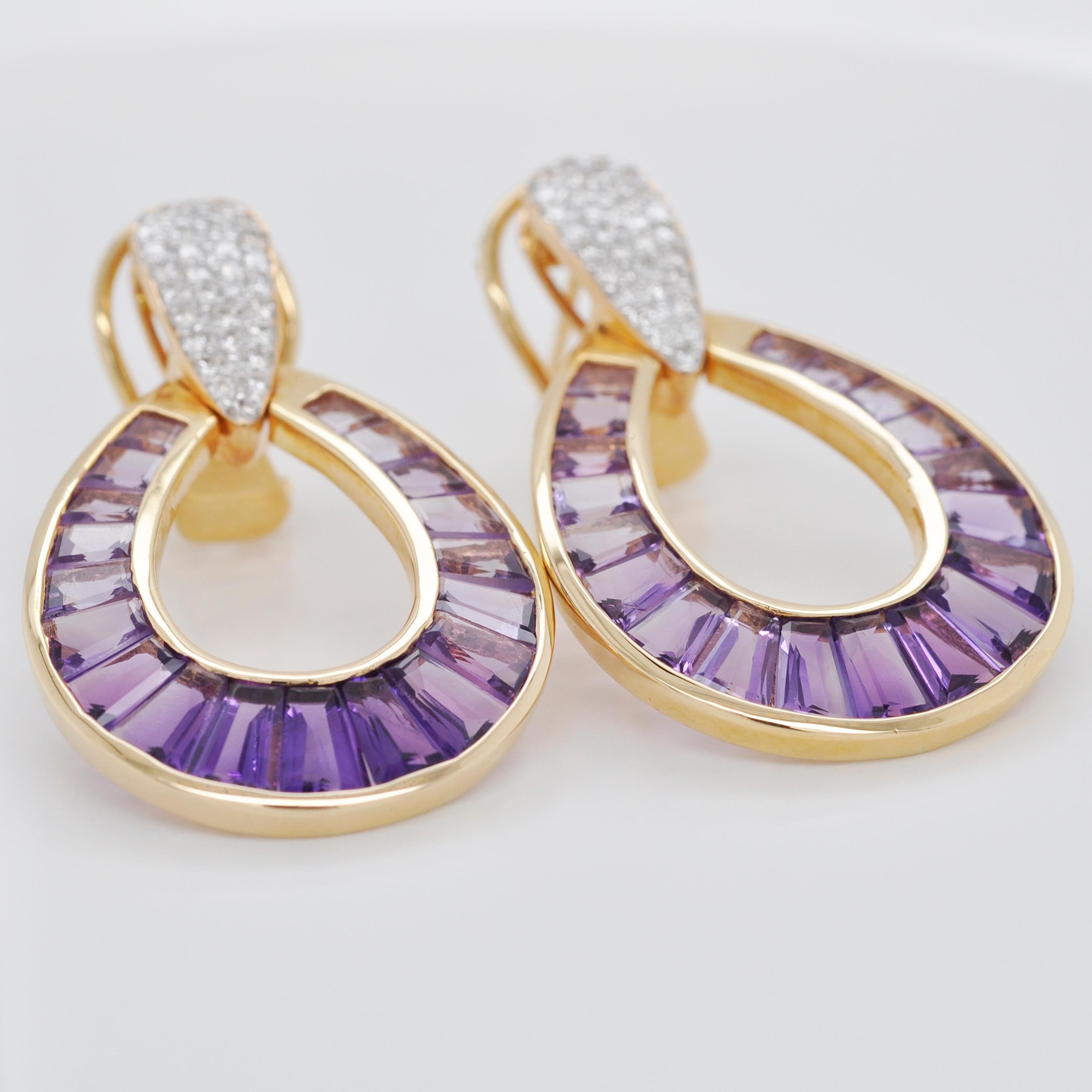 Pendants d'oreilles pendants en or 18 carats avec améthyste taille calibre et diamants taille baguette Pour femmes en vente