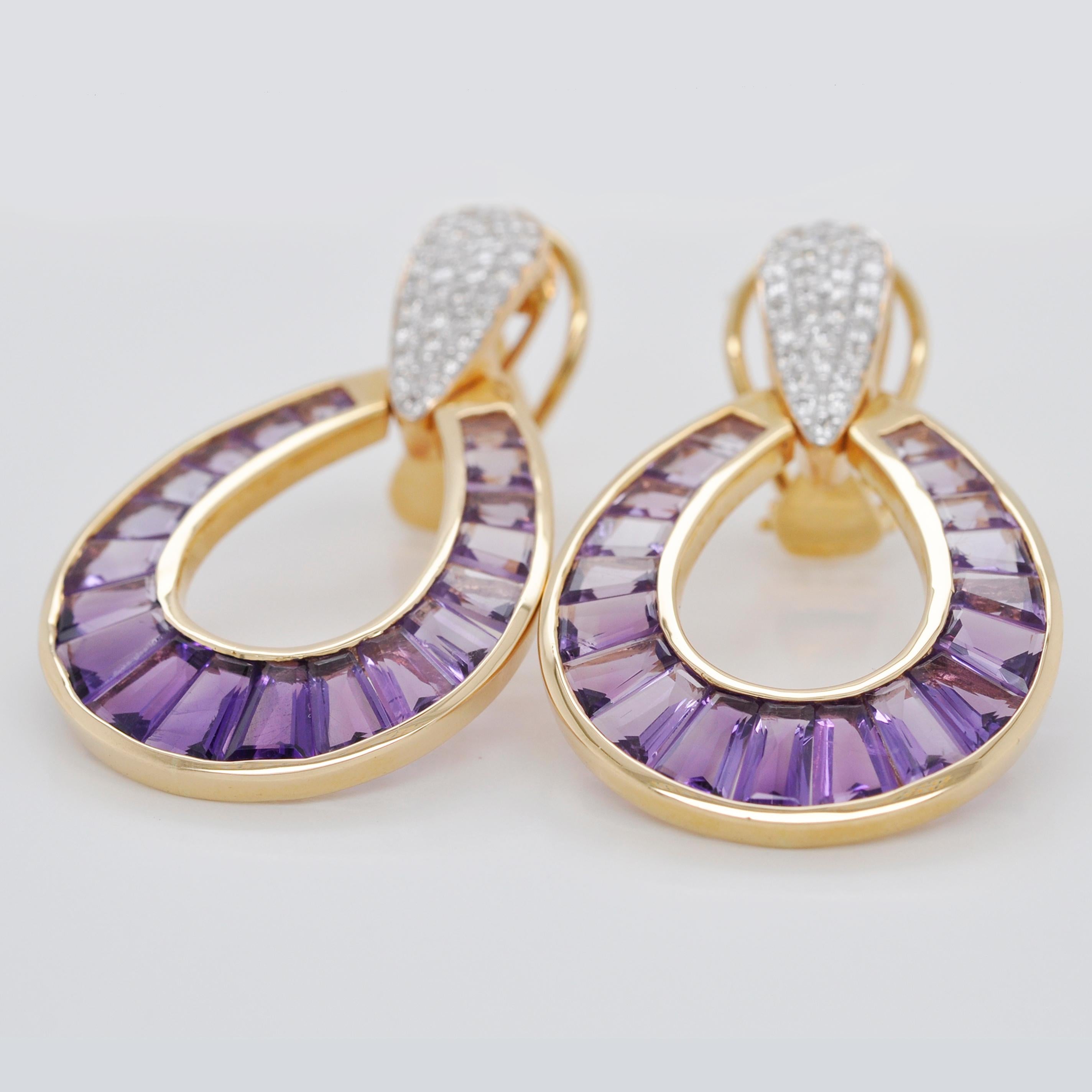 Pendants d'oreilles pendants en or 18 carats avec améthyste taille calibre et diamants taille baguette en vente 1