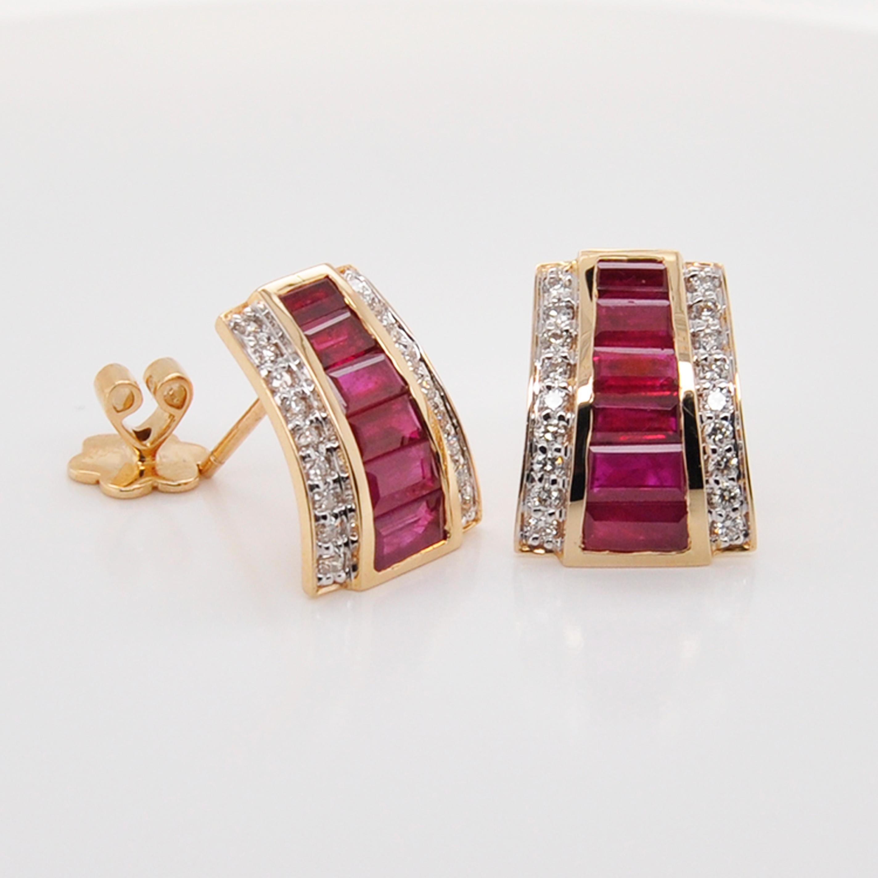 Taille baguette Clous d'oreilles en or 18 carats de style Art déco avec rubis et diamants baguettes sertis en rail en vente