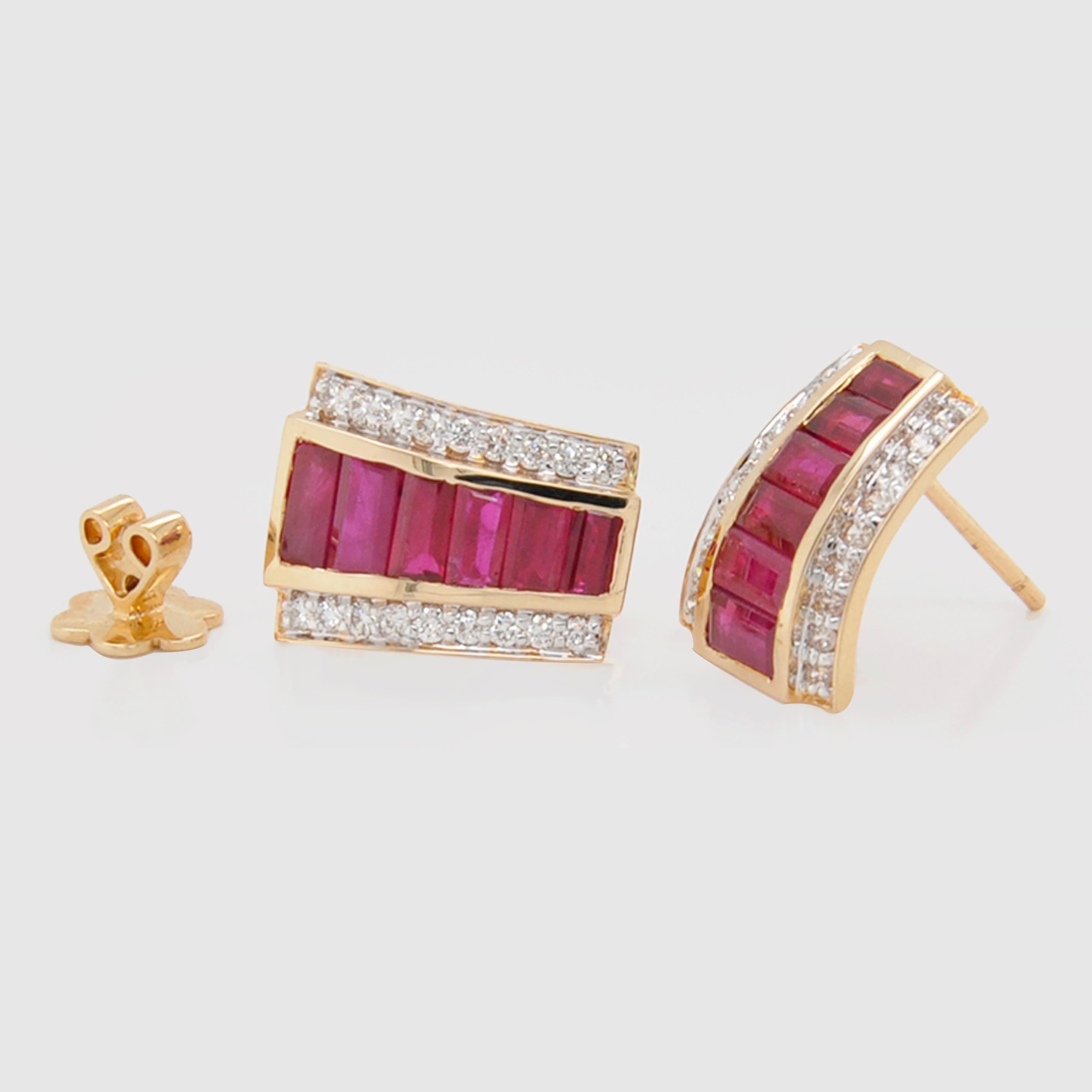 Clous d'oreilles en or 18 carats de style Art déco avec rubis et diamants baguettes sertis en rail Neuf - En vente à Jaipur, Rajasthan
