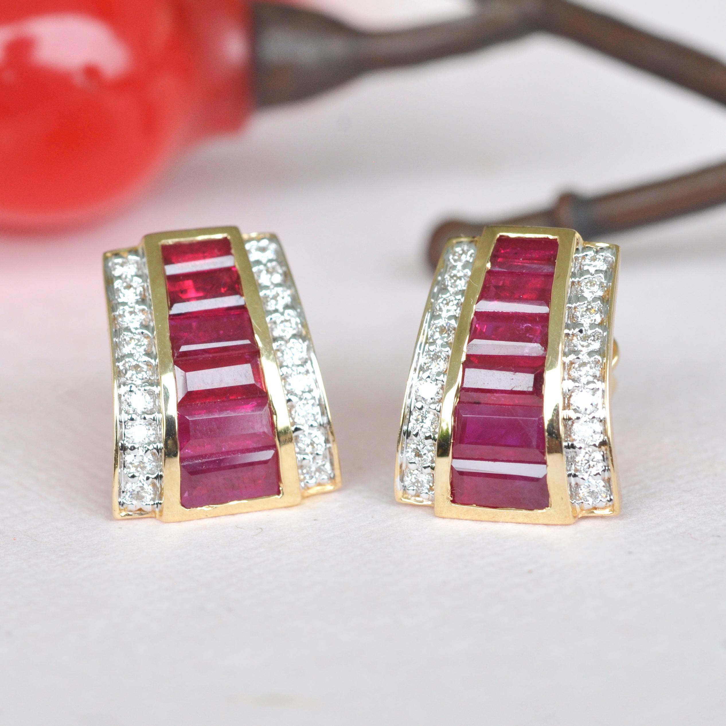 Clous d'oreilles en or 18 carats de style Art déco avec rubis et diamants baguettes sertis en rail en vente 4