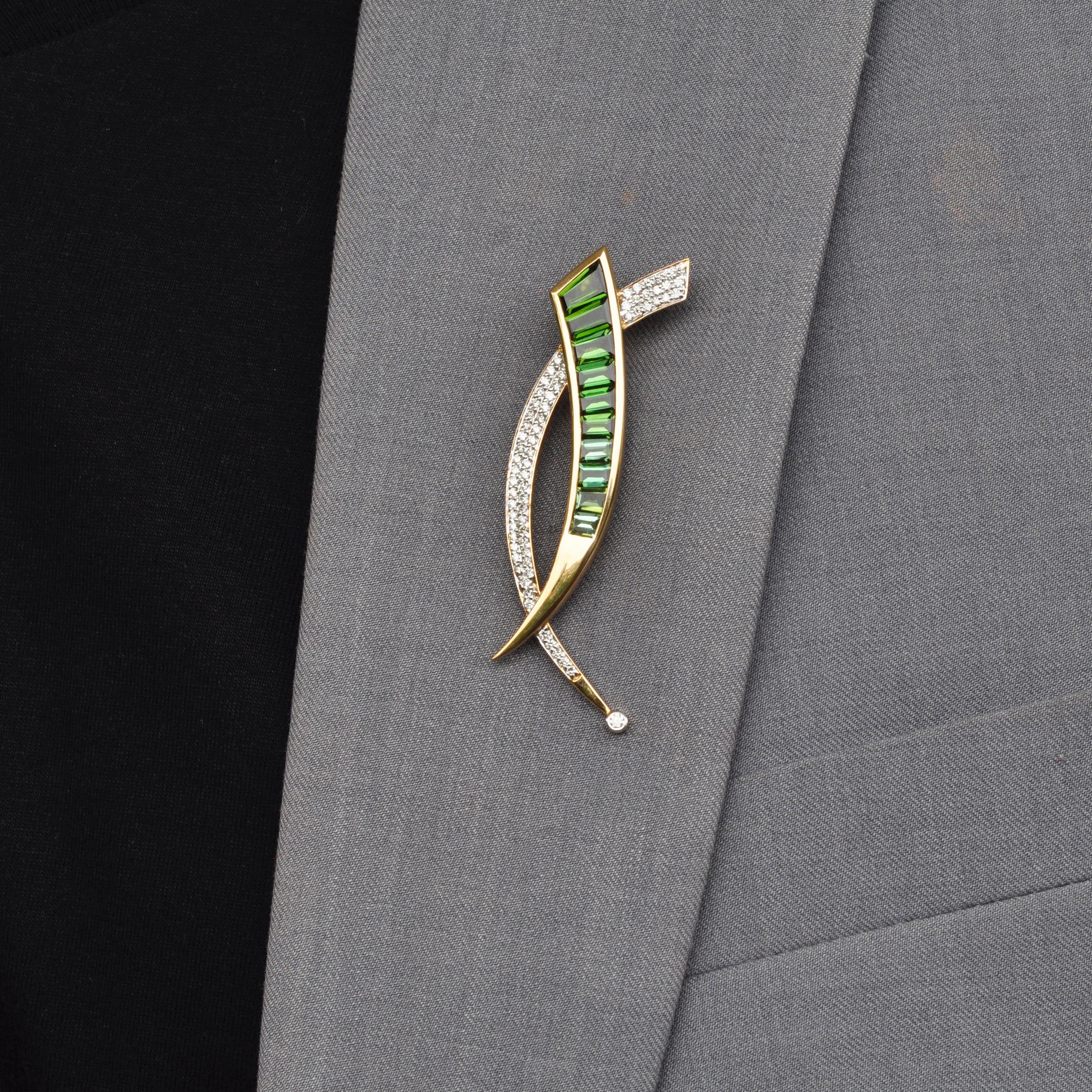 18 Karat Gold Calibre Cut Baguette Deep Green Tourmaline Diamond Brooch Necklace In New Condition For Sale In Jaipur, Rajasthan
