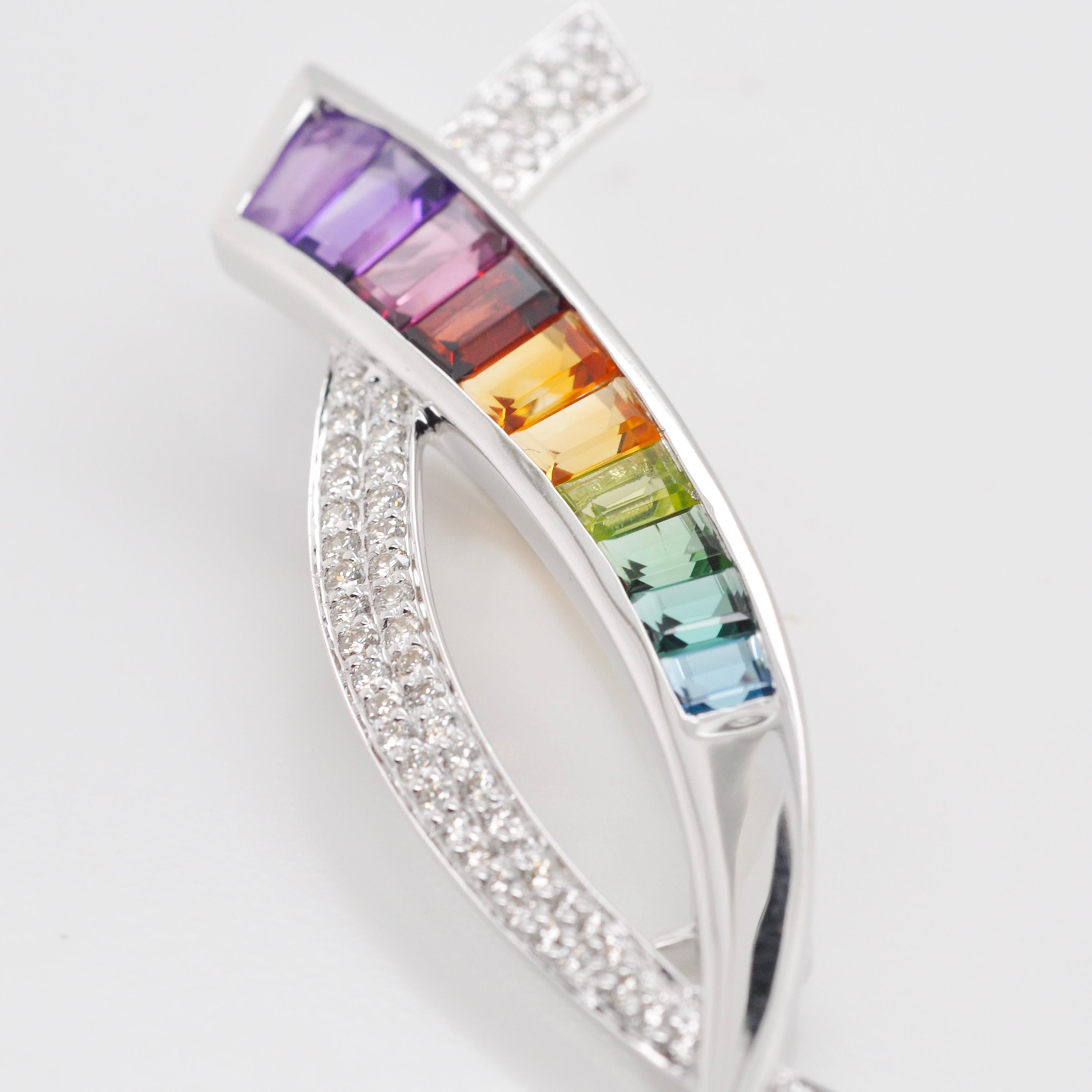 18 Karat Gold Baguette-Diamant-Brosche mit mehrfarbigem Regenbogen-Anhänger im Kaliberschliff im Zustand „Neu“ im Angebot in Jaipur, Rajasthan