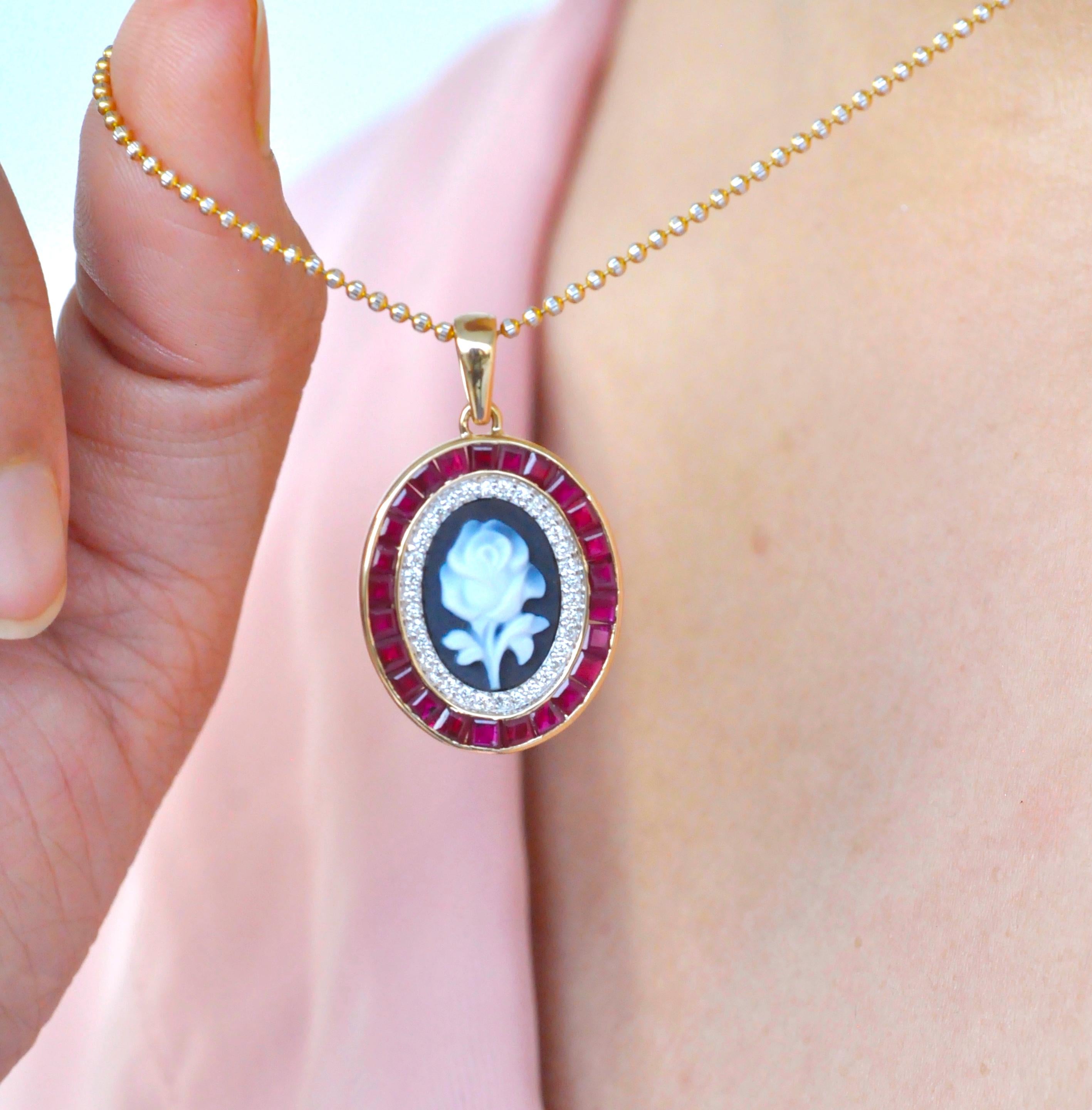 Contemporain Collier pendentif camée en or 18 carats avec diamants et agate rose en rubis de Birmanie, taille calibre en vente