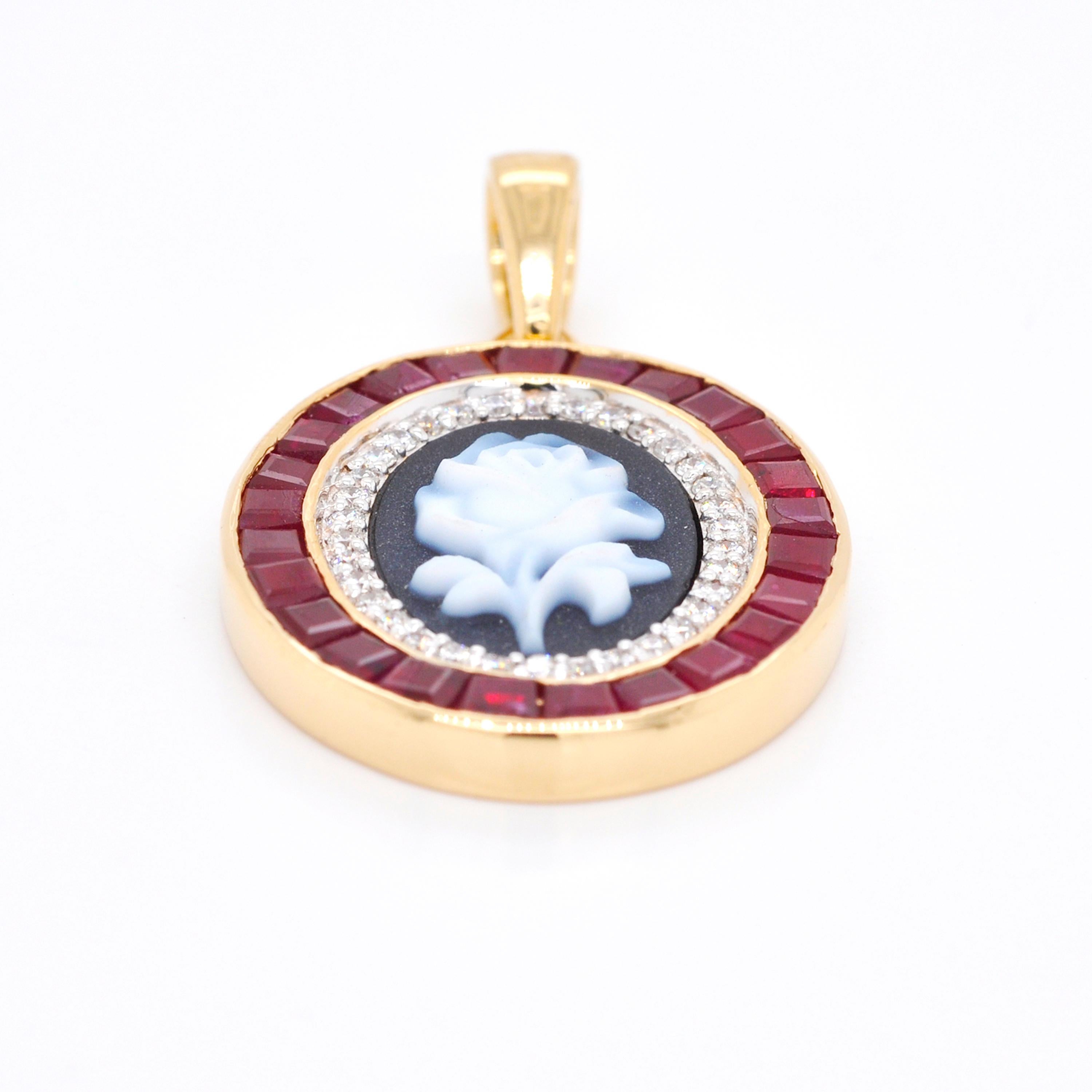 18 Karat Gold Calibre Cut Burma Ruby Diamond Rose Agate Cameo Pendant Necklace In New Condition In Jaipur, Rajasthan