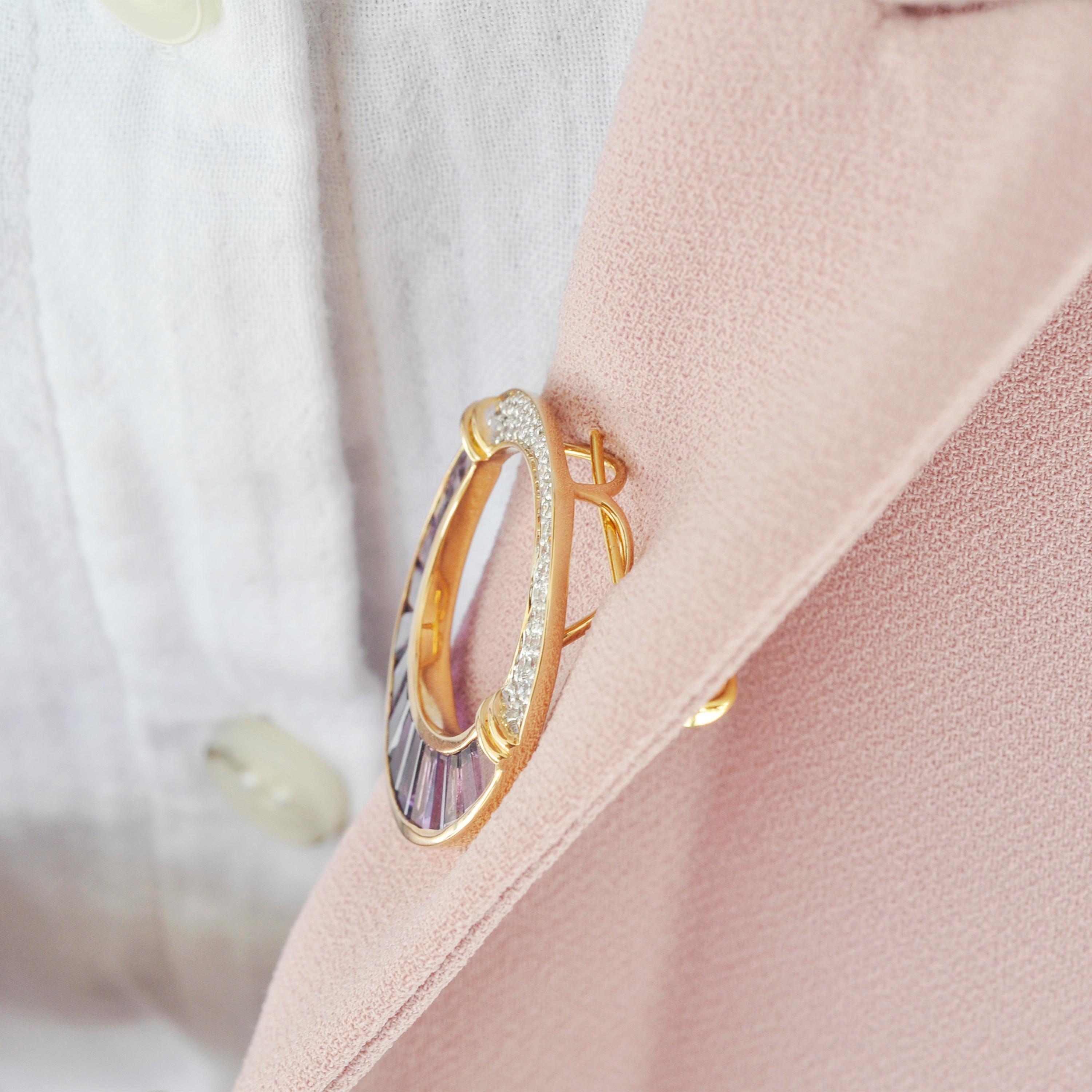 Collier pendentif broche en or 18 carats avec améthyste taille calibre et diamants baguettes en vente 12