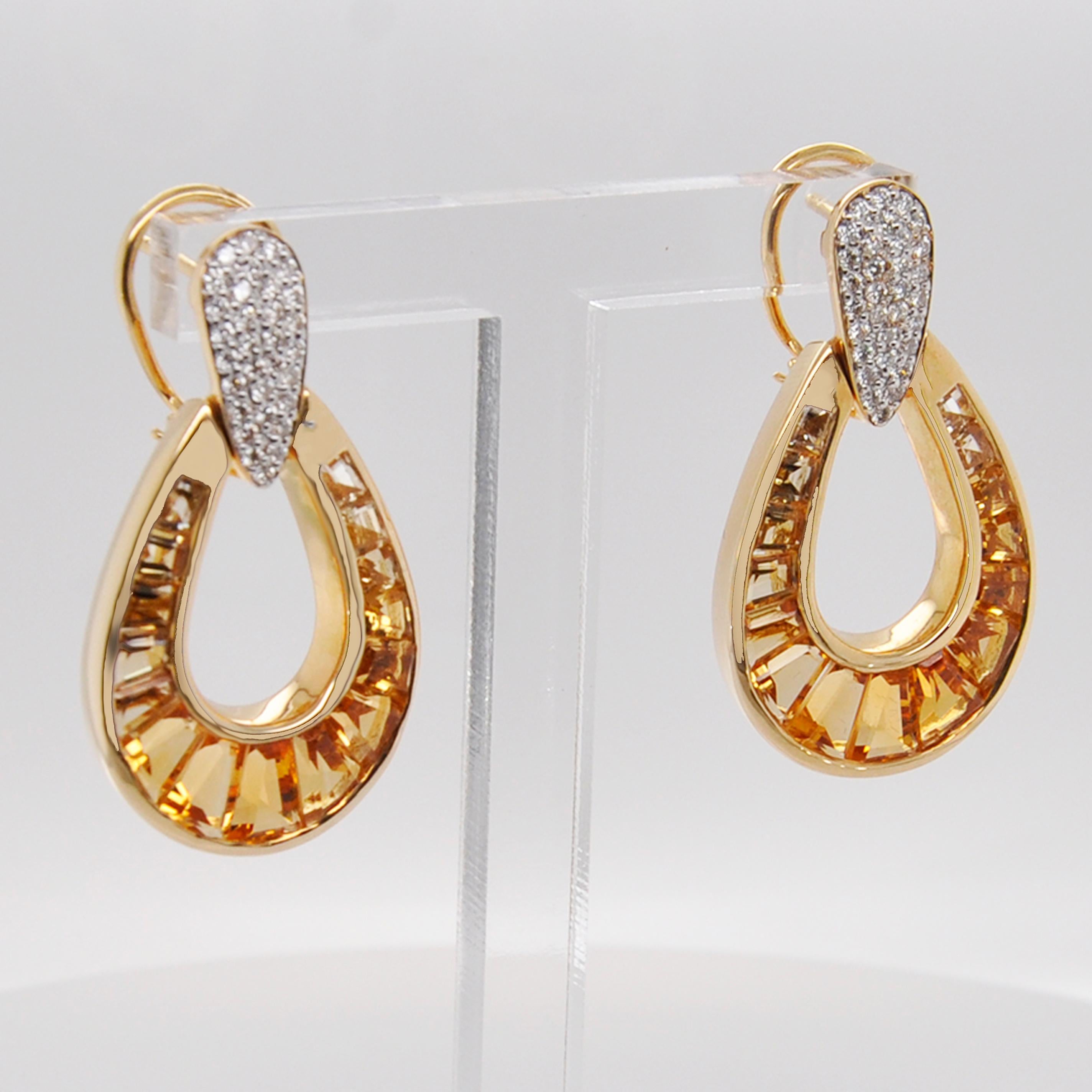 18 Karat Gold Calibre Cut Citrine Baguette Diamond Dangle Doorknocker Earrings In New Condition For Sale In Jaipur, Rajasthan