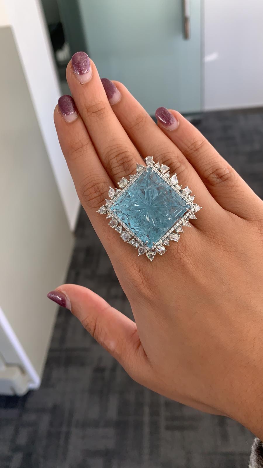 18 Karat Gold Carat Carved Aquamarine and Rose Cut Diamonds Cocktail Ring In New Condition In Hong Kong, HK