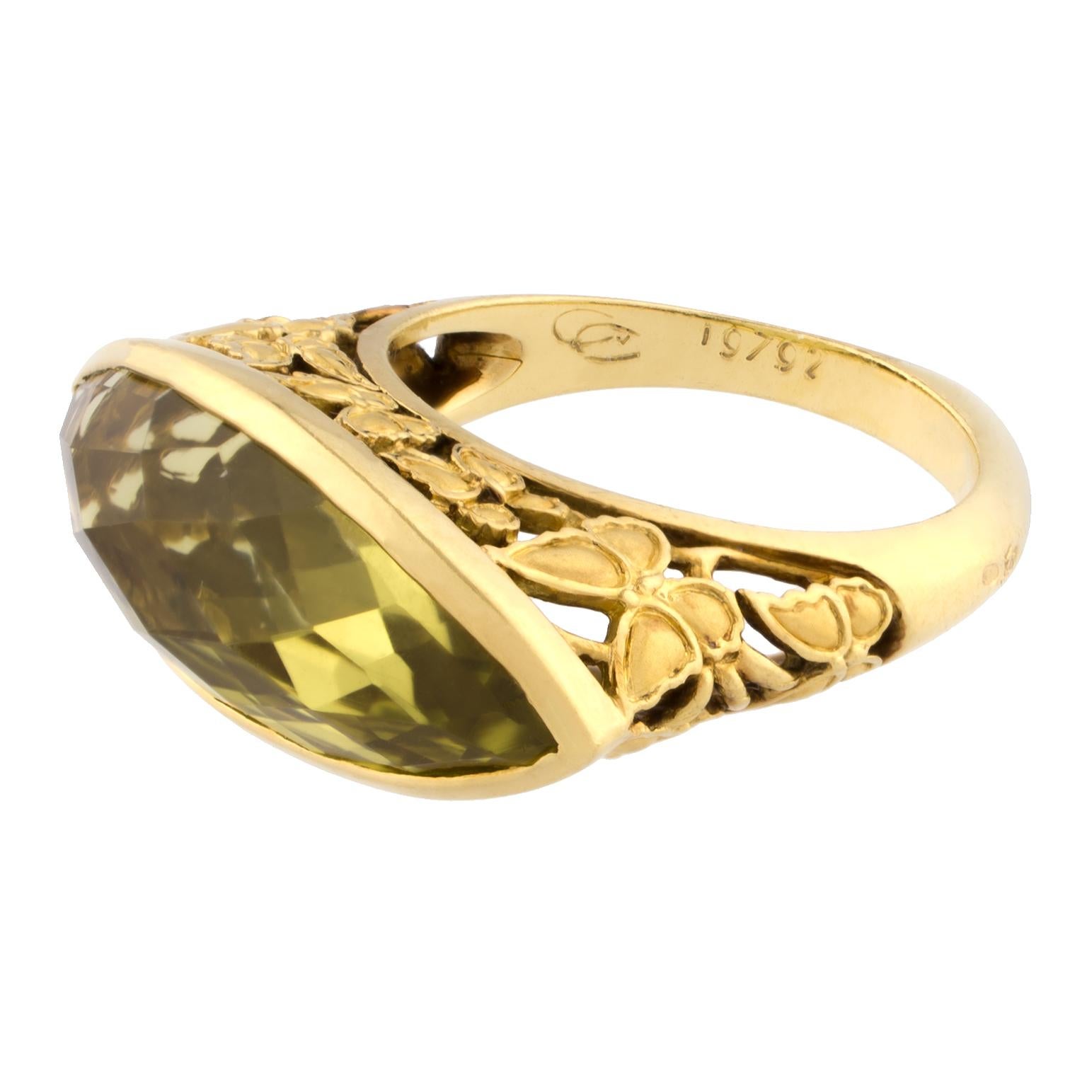 Carrera y Carrera ring in gold centered by a green topaz, with butterfly motifs on the pierced shank.
Size: Swiss13, French 53, US 6 1/2