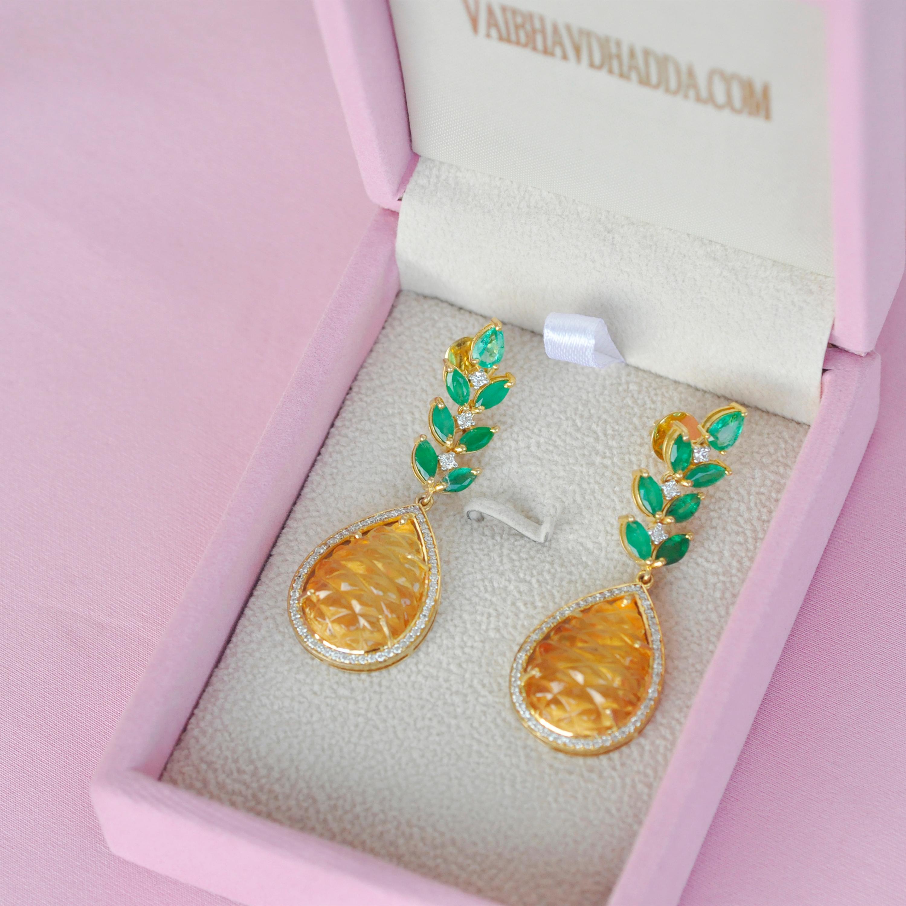 Ohrringe aus 18 Karat Gold mit geschnitztem Citrin, Smaragd und Diamant in Ananas (Moderne) im Angebot