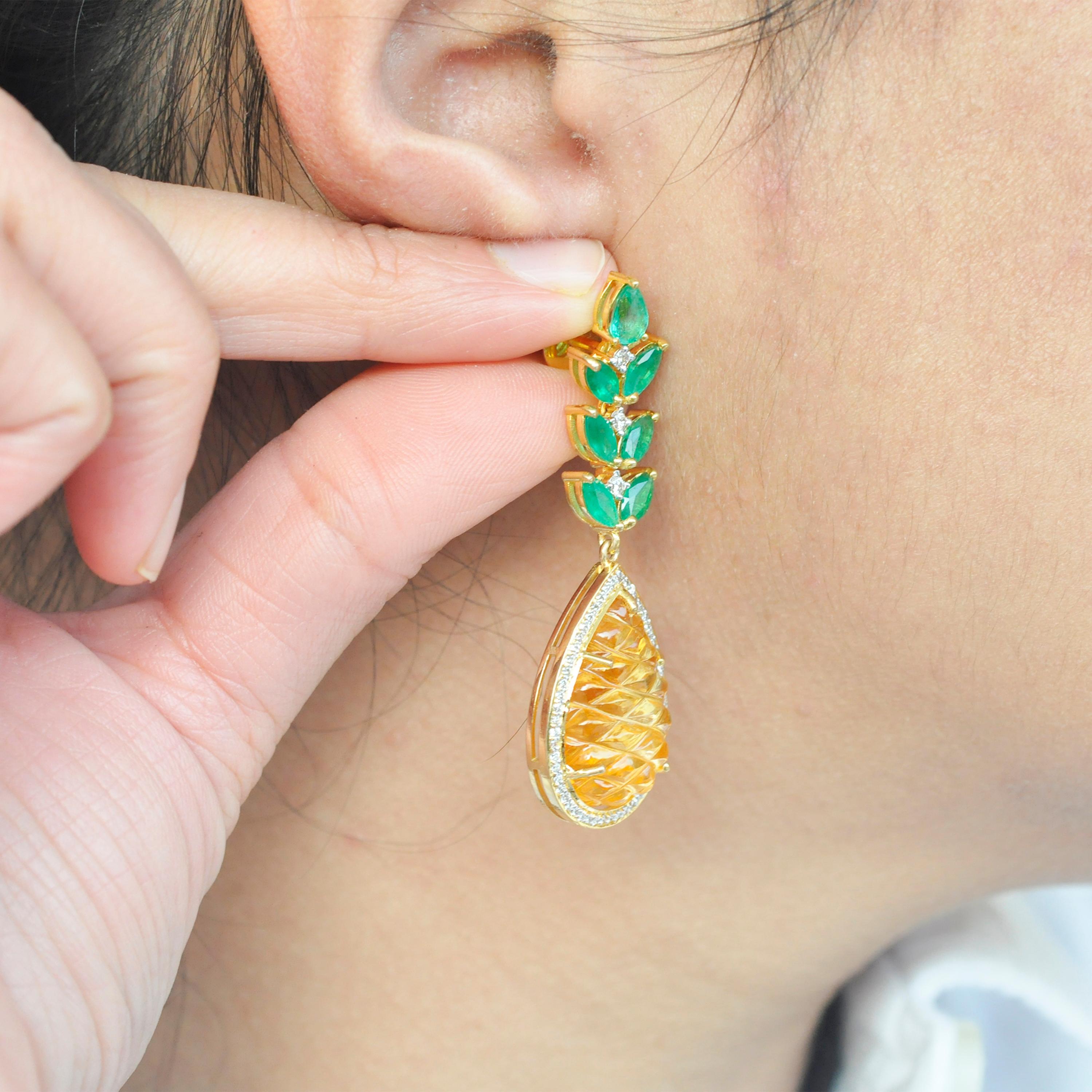 Ohrringe aus 18 Karat Gold mit geschnitztem Citrin, Smaragd und Diamant in Ananas (Marquiseschliff) im Angebot