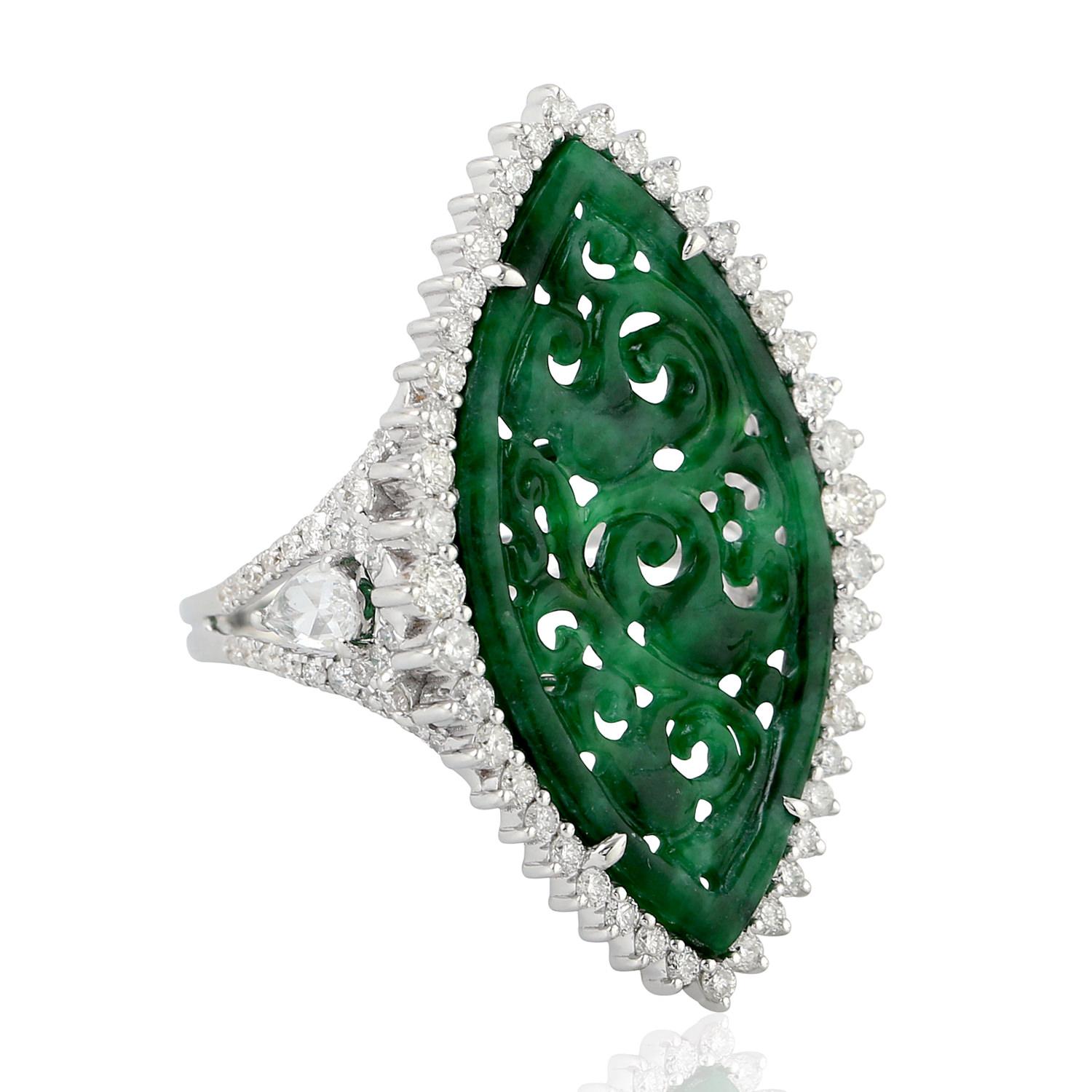 Questo splendido anello è realizzato in oro a 18 carati. È incastonato a mano con 4,94 carati di giada e 1,19 carati di diamanti scintillanti.

SEGUI  Visita la vetrina di Meghna Jewels per vedere l'ultima collezione e i pezzi esclusivi.  Meghna
