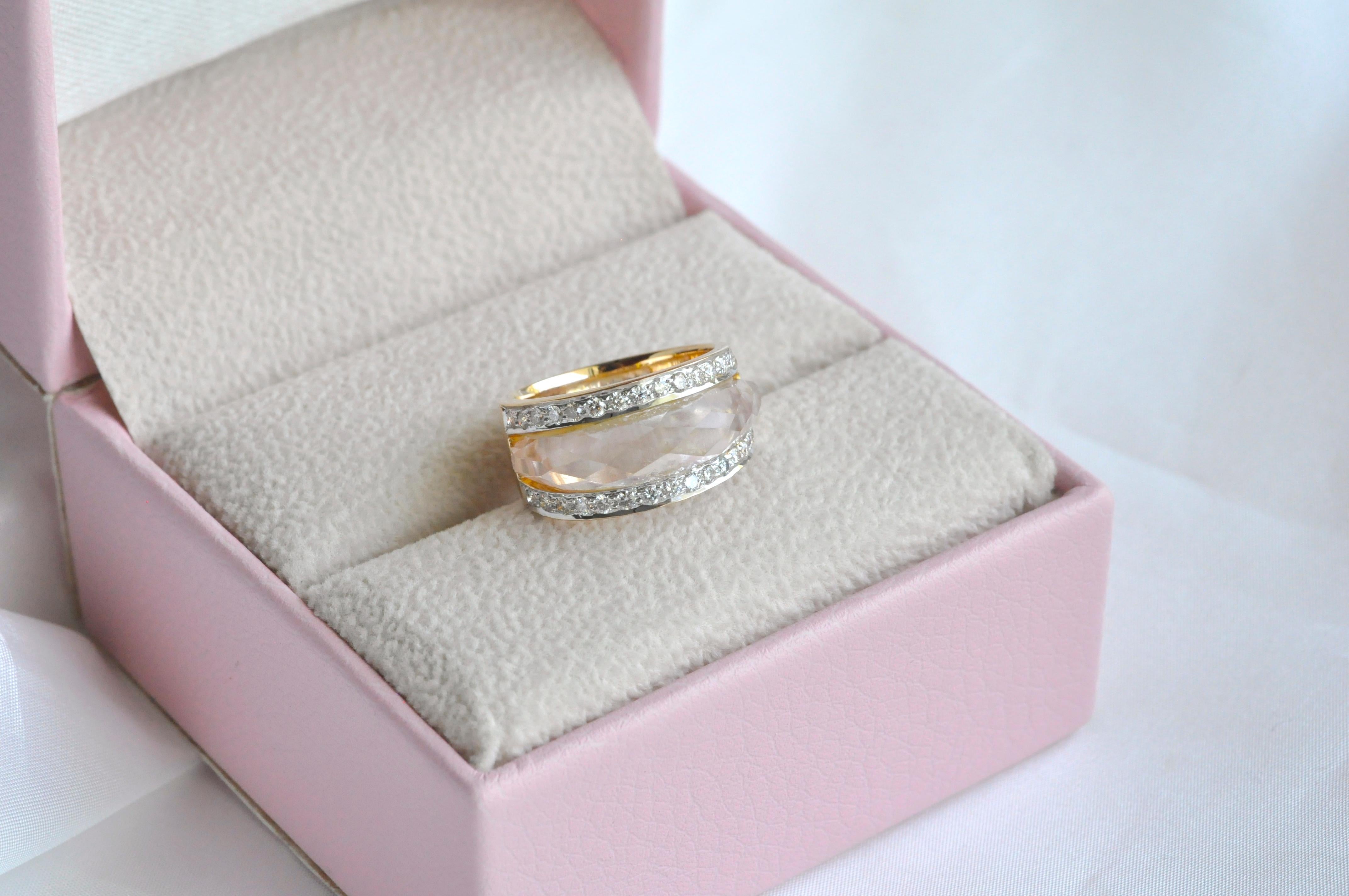 18 Karat Gold Carved Rose Quartz Gemstone Diamond Ring In New Condition For Sale In Jaipur, Rajasthan