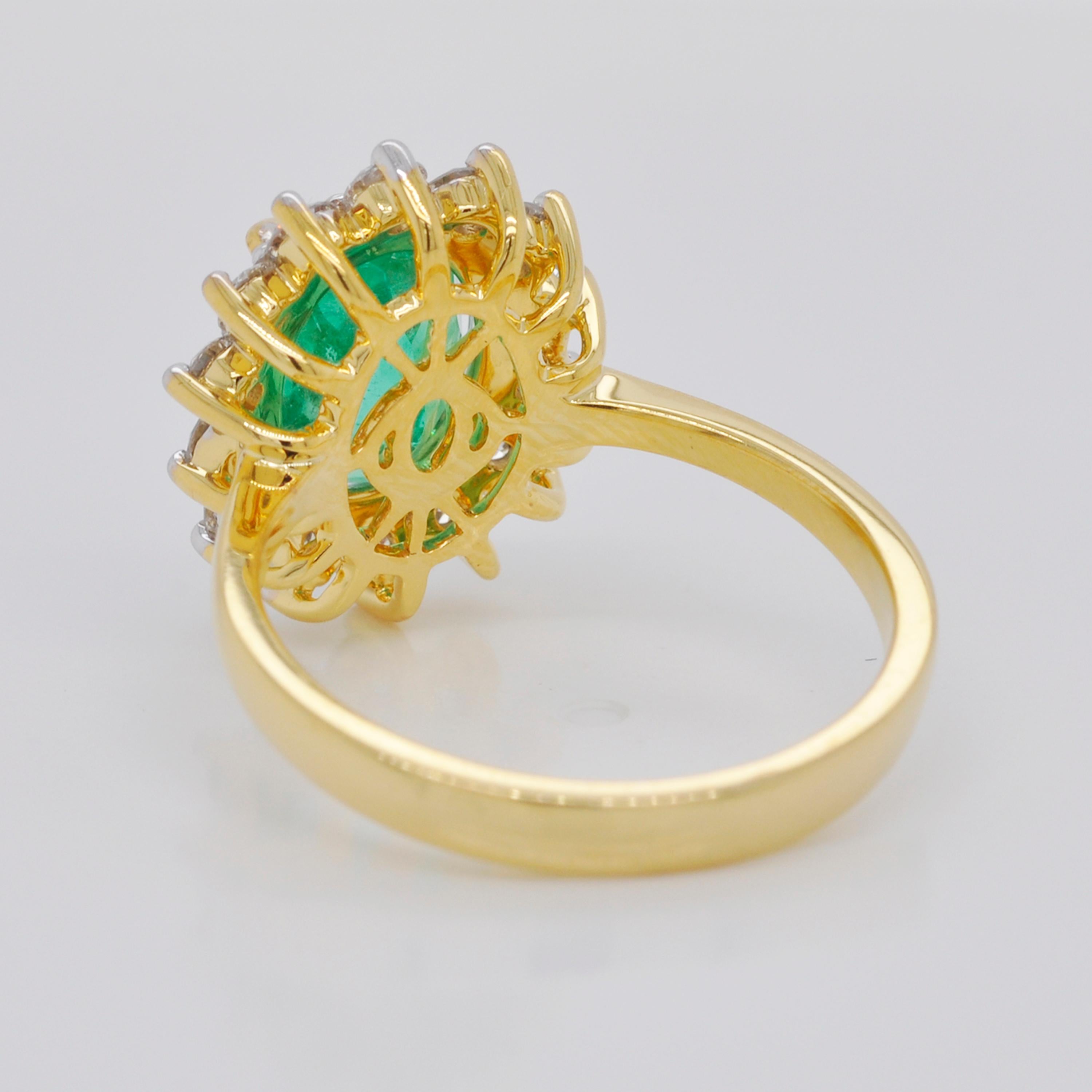 18 Karat Gold Certified Oval Colombian Emerald Diamond Engagement Ring In New Condition In Jaipur, Rajasthan