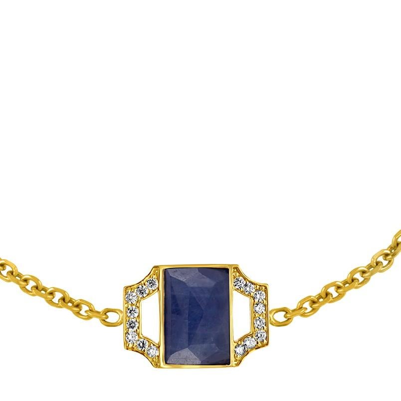 Une tranche carrée de saphir bleu bordée de diamants est au centre de ce bracelet à maillons.  Inspiré du design Art déco, c'est une pièce délicate qui s'intègre bien dans une pile d'autres bracelets.
Matériaux :  or 18 carats, tranche de saphir,