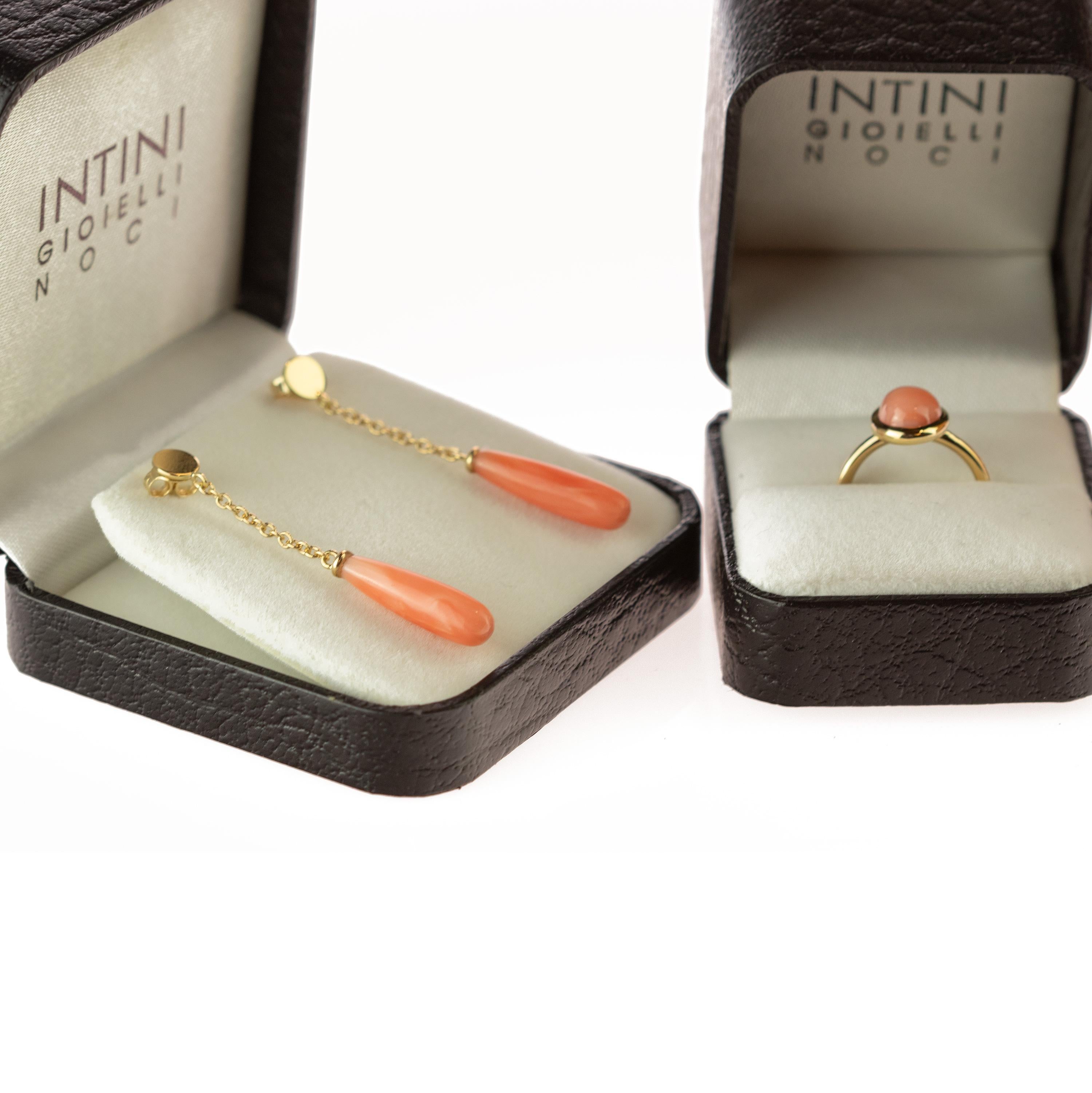 Delight yourself with a luminous handmade jewelry pink Japanese coral earrings and ring set. A modern and artisan round coral cabochon ring in 18 karat yellow gold accompanied a stunning and splendid drop dangle earrings. The pieces start in a