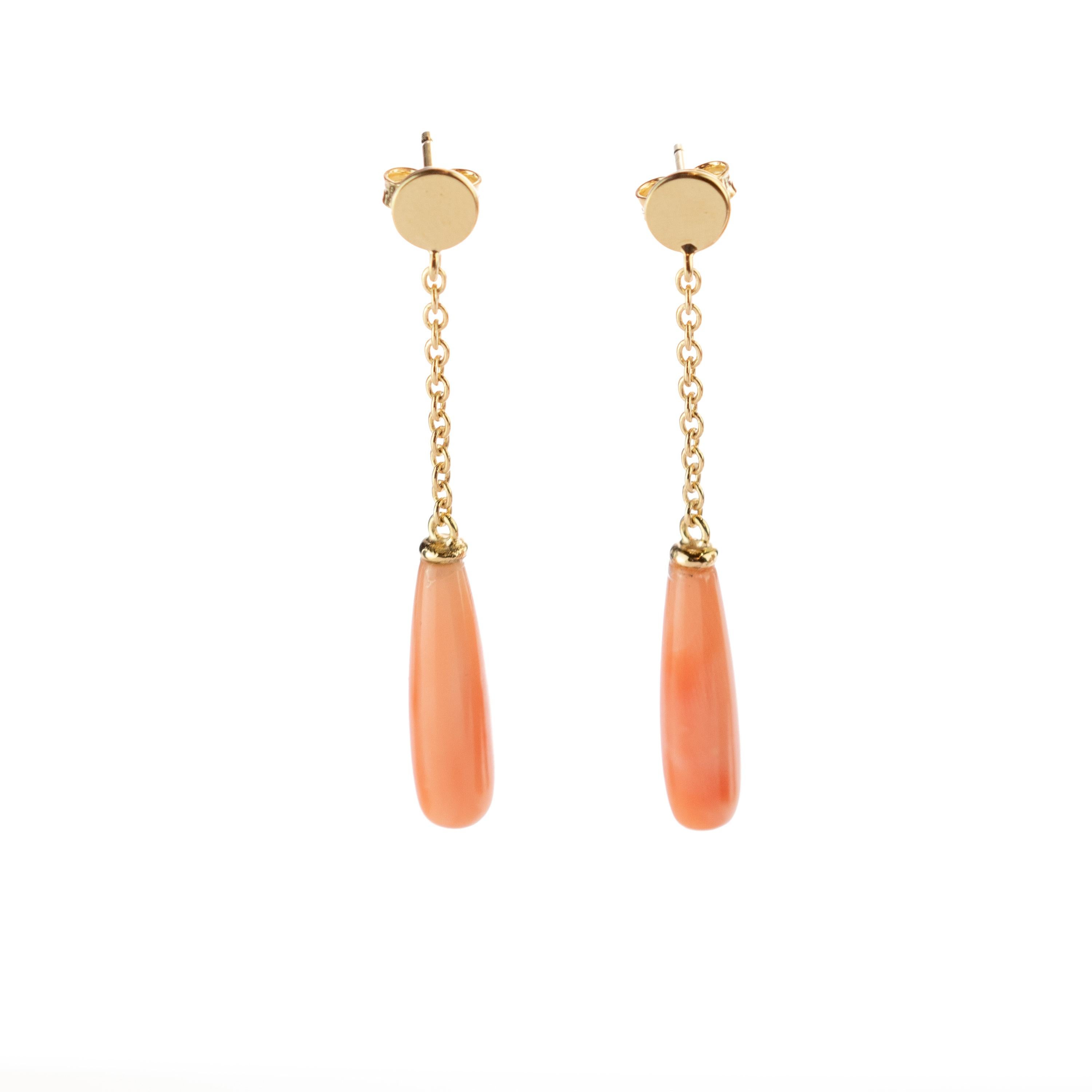Anglo-Indian 18 Karat Gold Chain Pink Natural Coral Carved Long Tear Artisan Bold Earrings For Sale