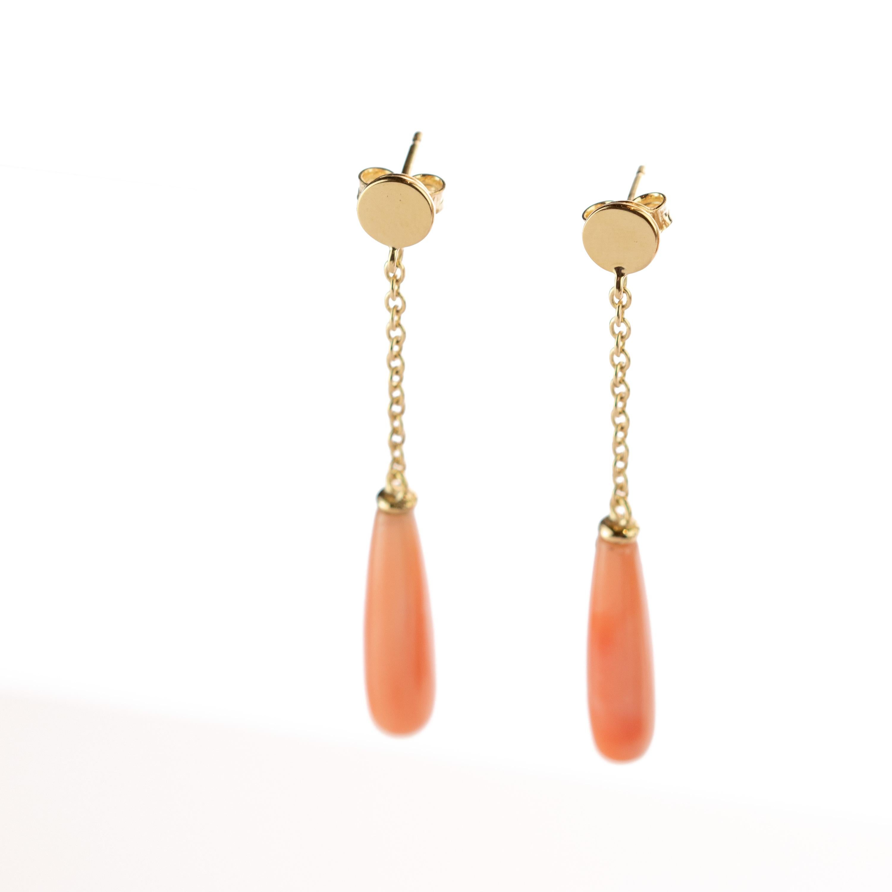 18 Karat Gold Chain Pink Natural Coral Carved Long Tear Artisan Bold Earrings In New Condition For Sale In Milano, IT