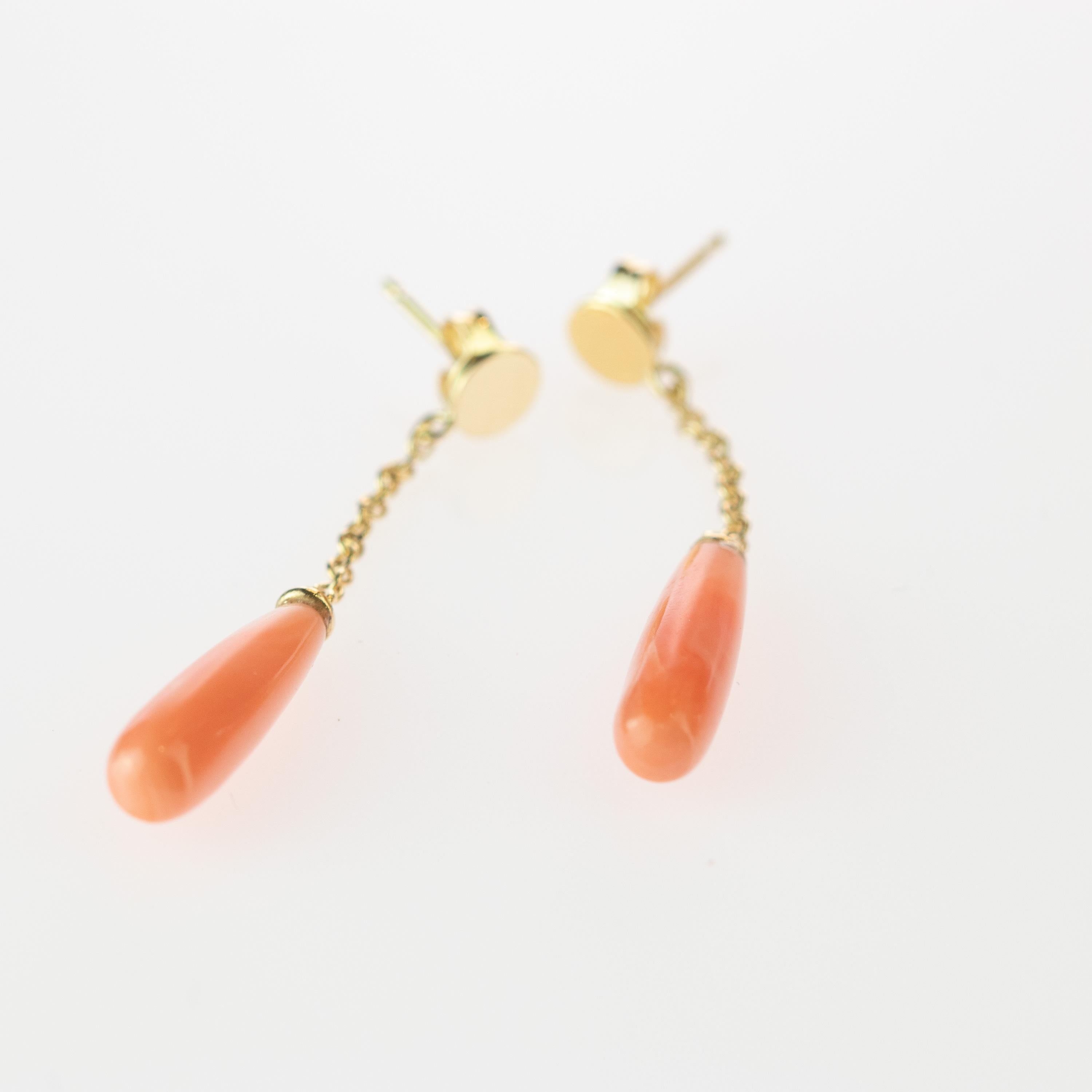 18 Karat Gold Chain Pink Natural Coral Carved Long Tear Artisan Bold Earrings For Sale 2