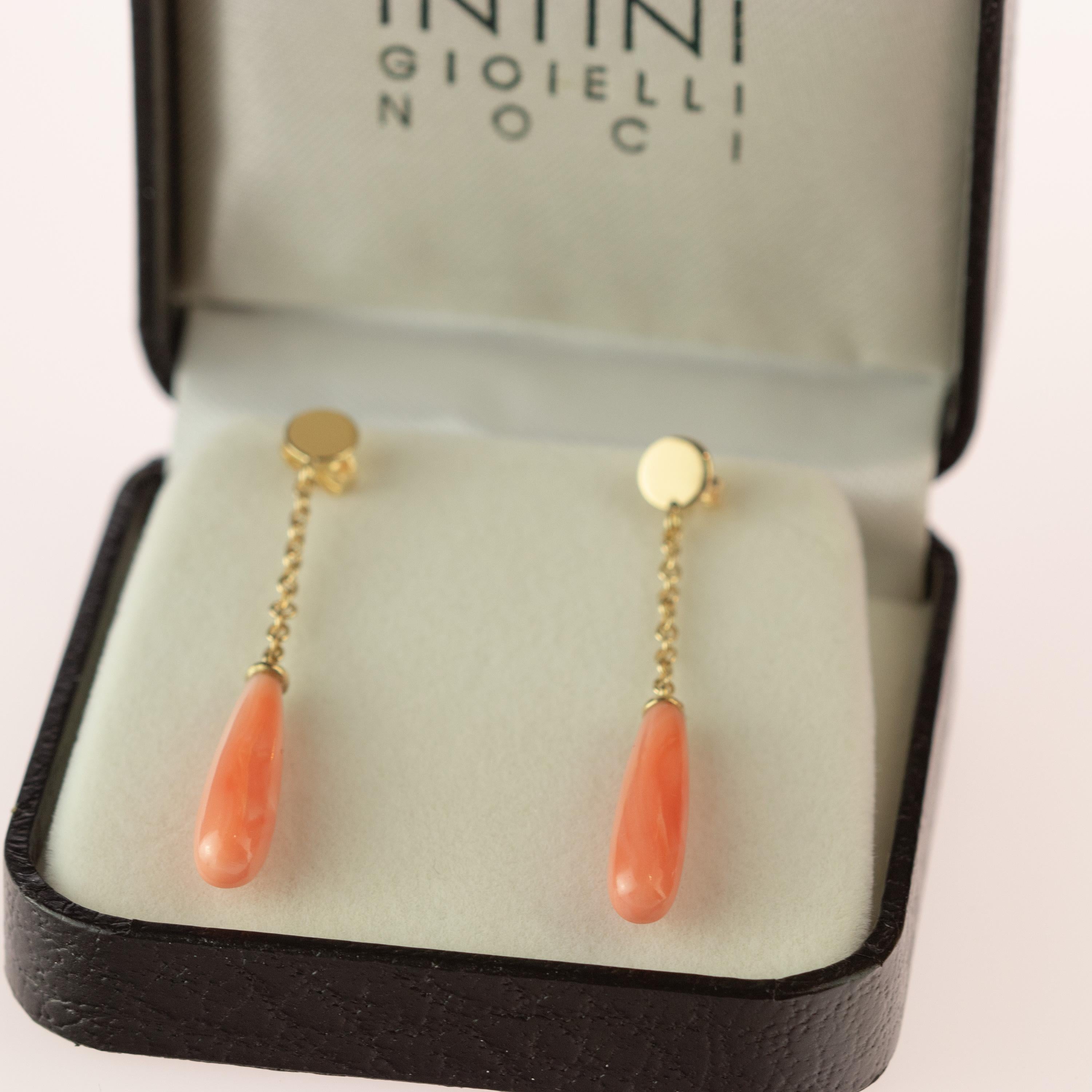 18 Karat Gold Chain Pink Natural Coral Carved Long Tear Artisan Bold Earrings For Sale 3