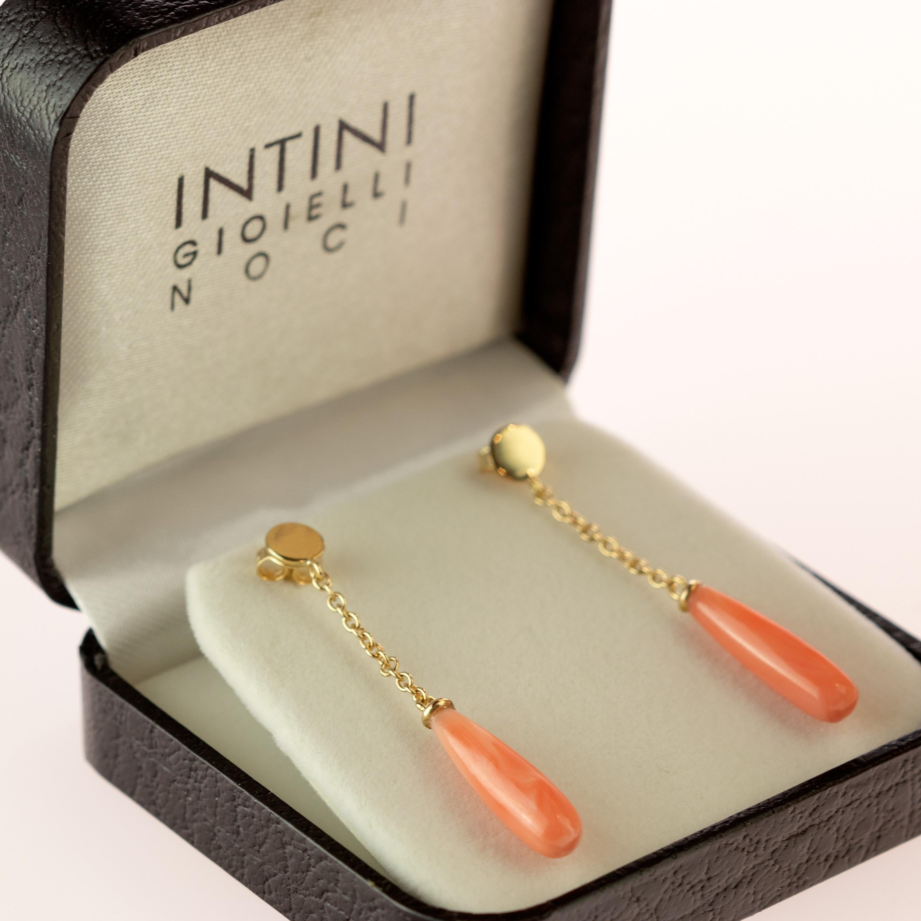 18 Karat Gold Chain Pink Natural Coral Carved Long Tear Artisan Bold Earrings For Sale 4