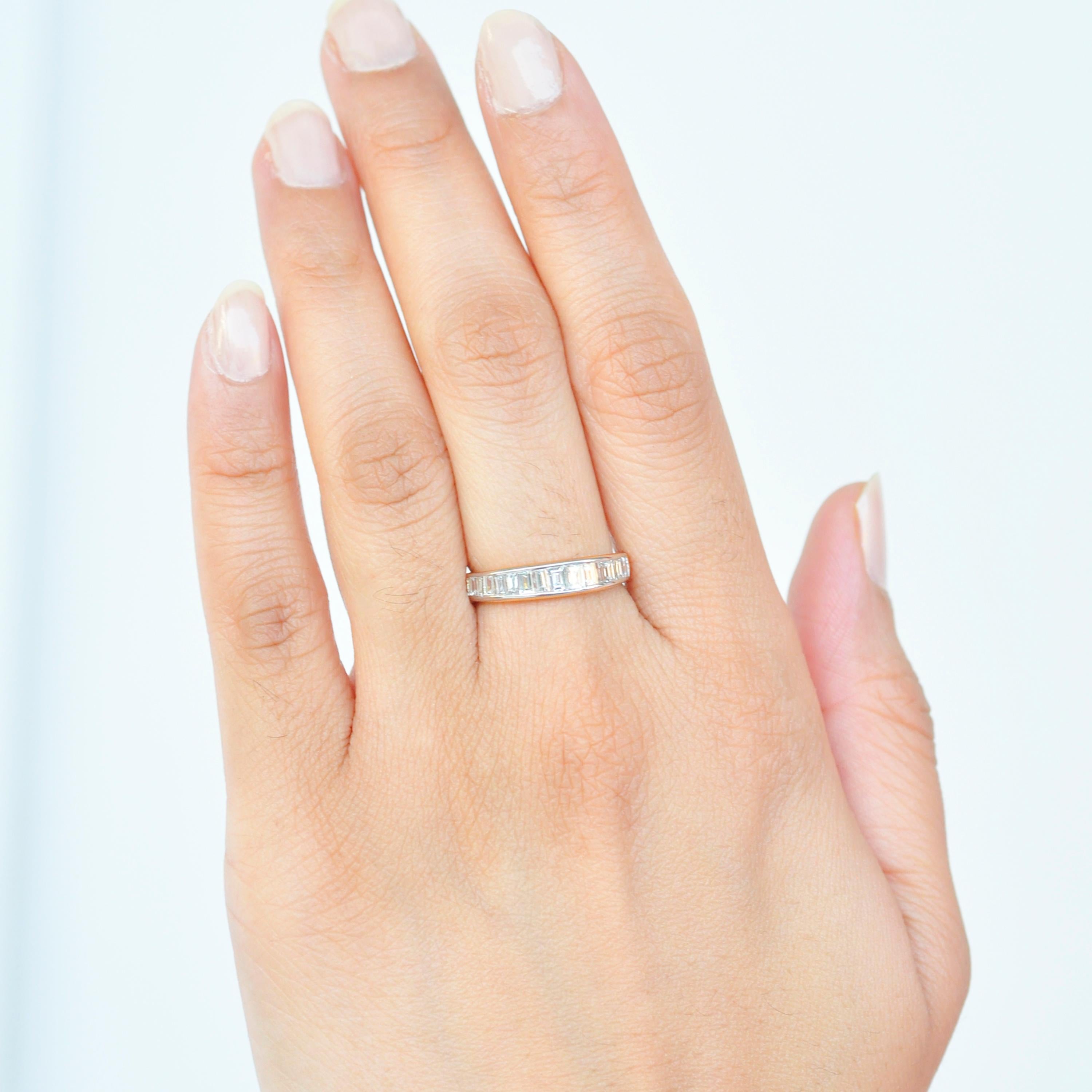 18 Karat Gold Baguette-Diamant zeitgenössischer Bandring mit Kanalfassung 10