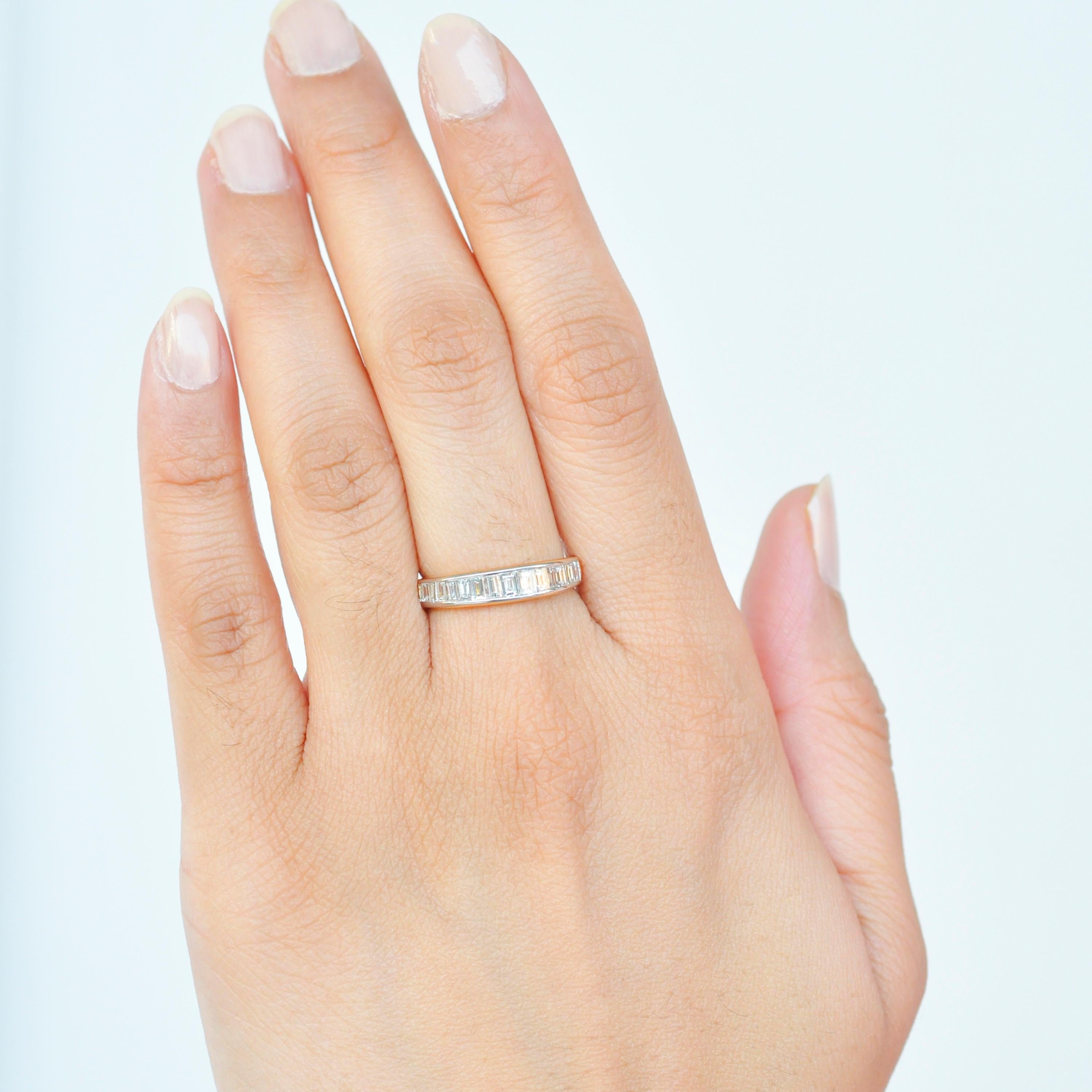 18 Karat Gold Baguette-Diamant zeitgenössischer Bandring mit Kanalfassung 11