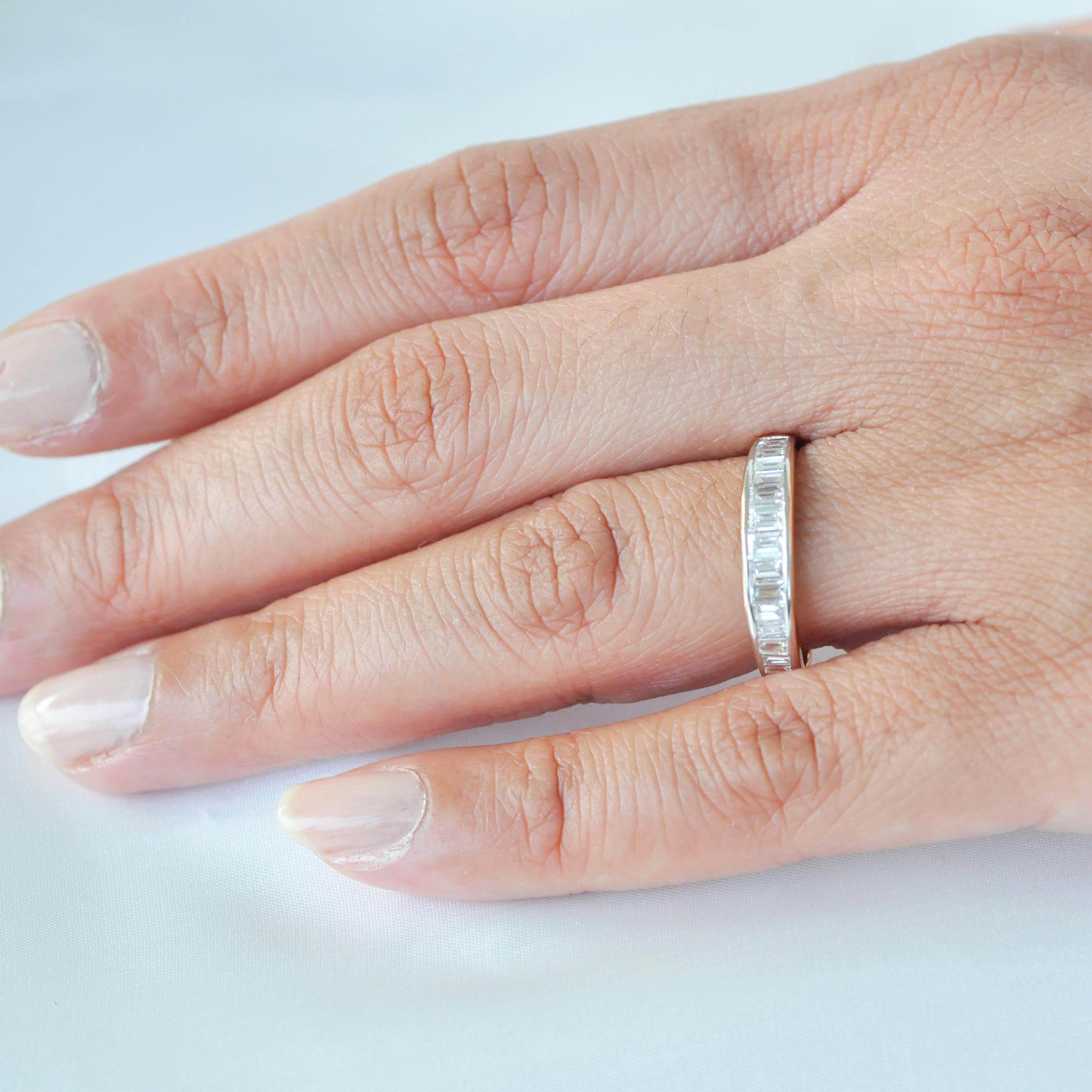18 Karat Gold Baguette-Diamant zeitgenössischer Bandring mit Kanalfassung 14