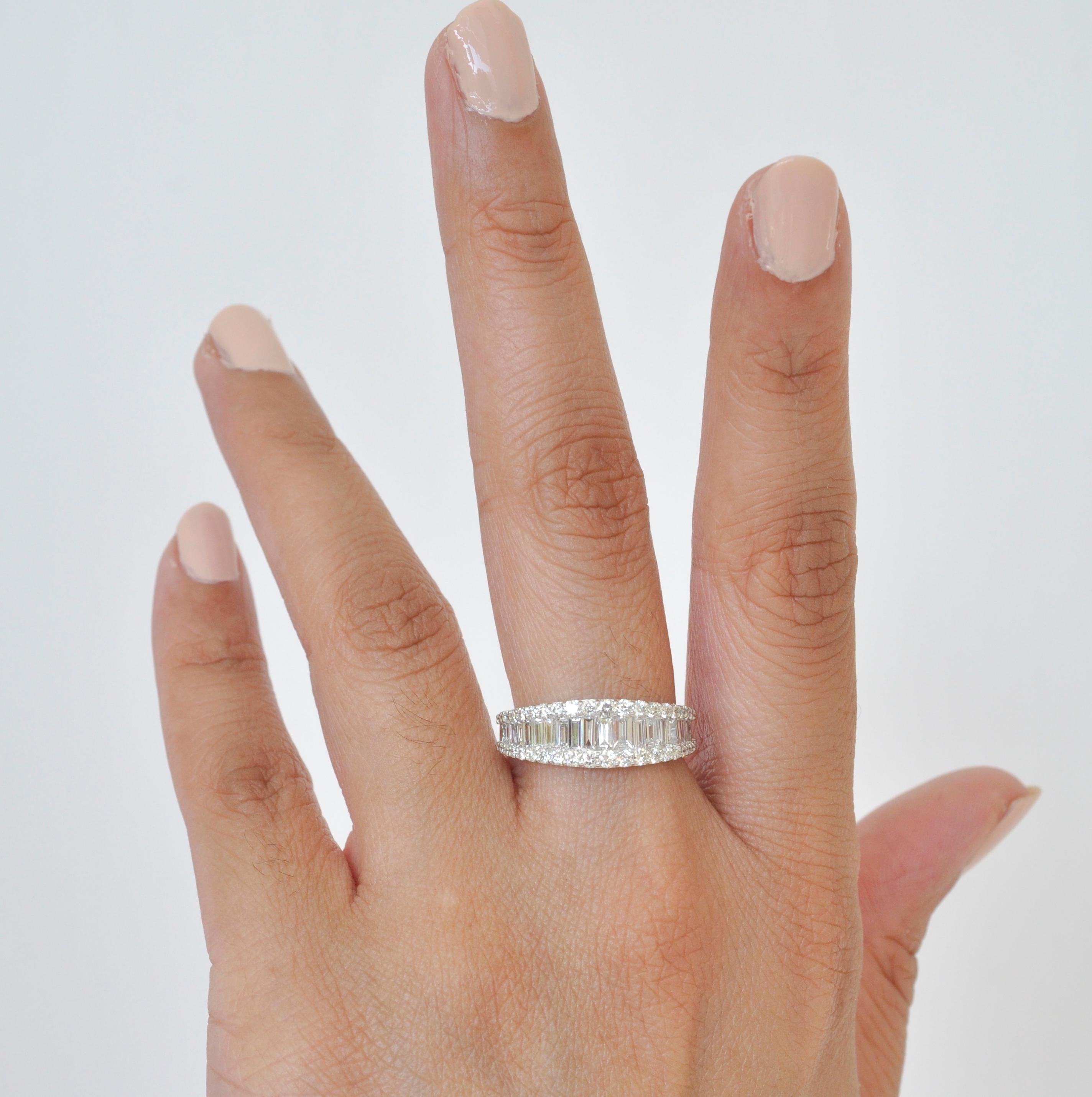 18 Karat Weißgold Diamant Baguette Contemporary Wedding Band Ring (Baguetteschliff) im Angebot