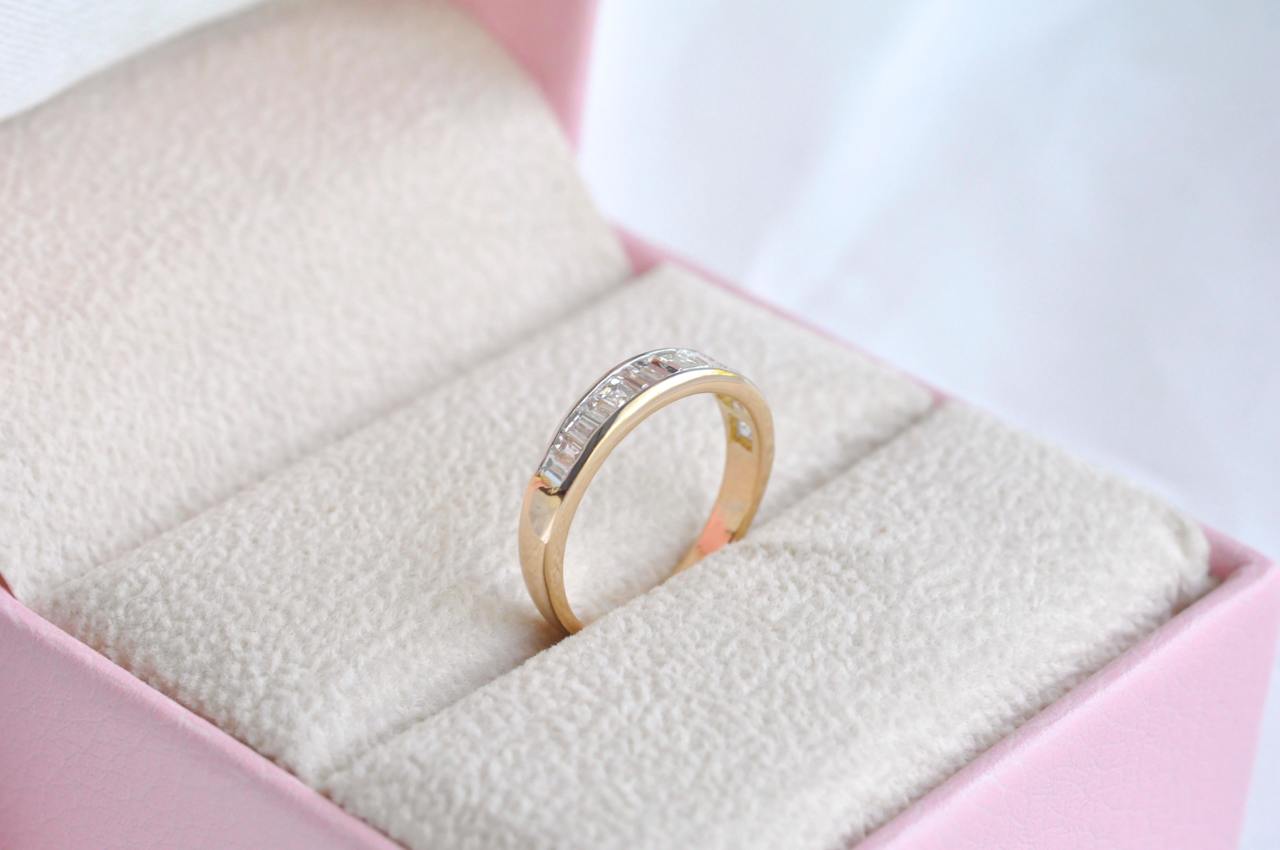 18 Karat Gold Baguette-Diamant zeitgenössischer Bandring mit Kanalfassung (Romantik)