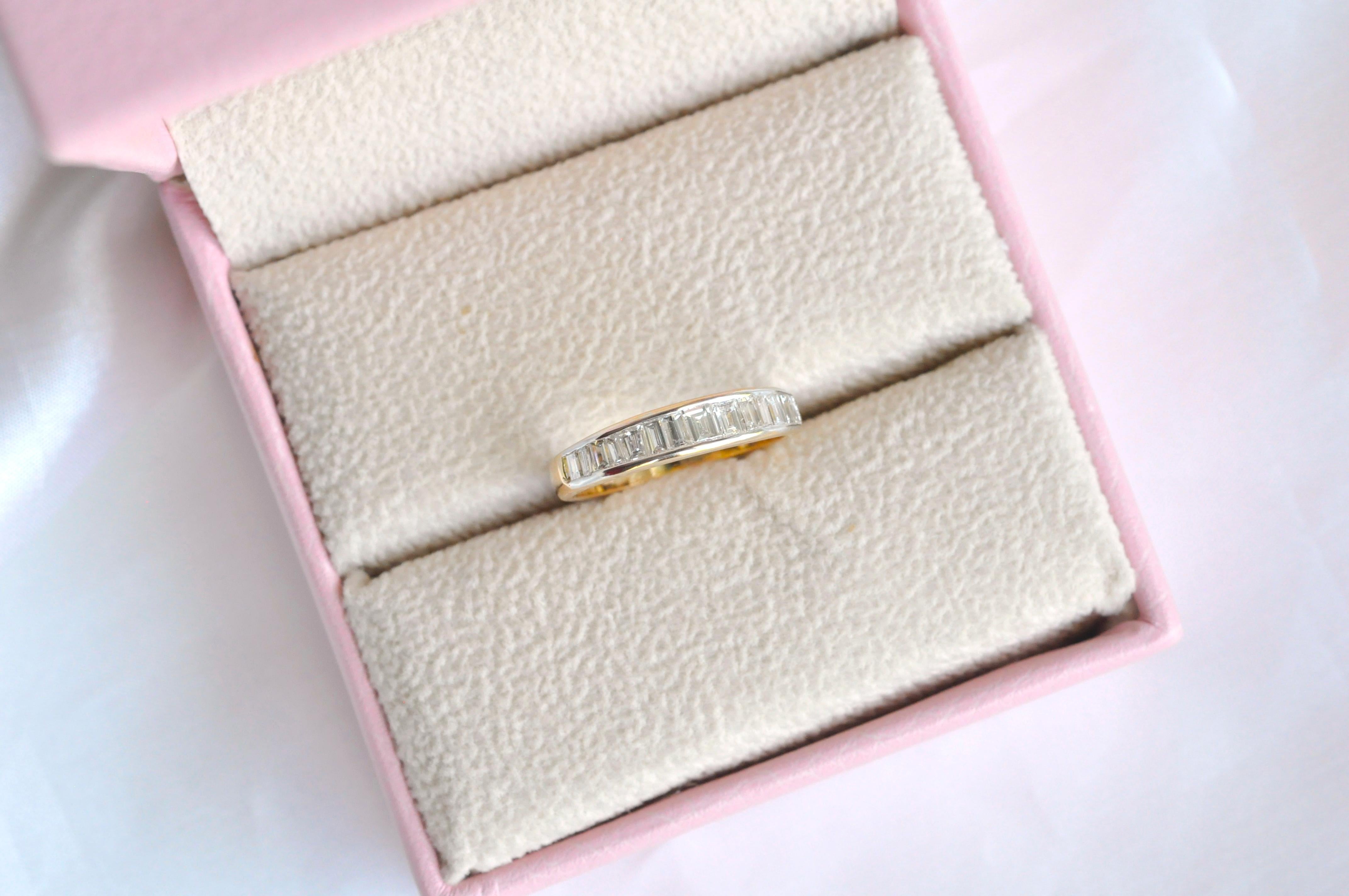 18 Karat Gold Baguette-Diamant zeitgenössischer Bandring mit Kanalfassung 1