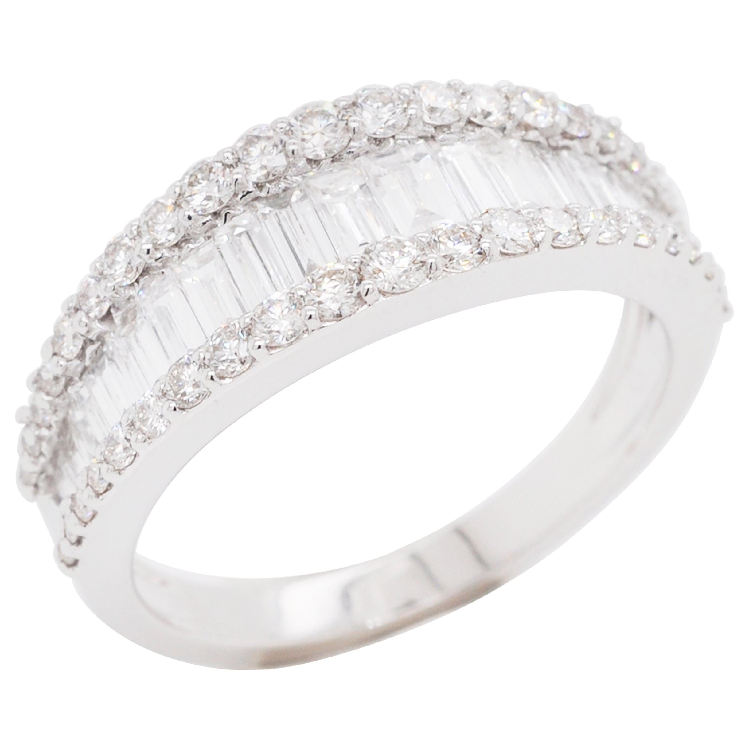 Anneau de mariage contemporain en or blanc 18 carats avec diamant baguette