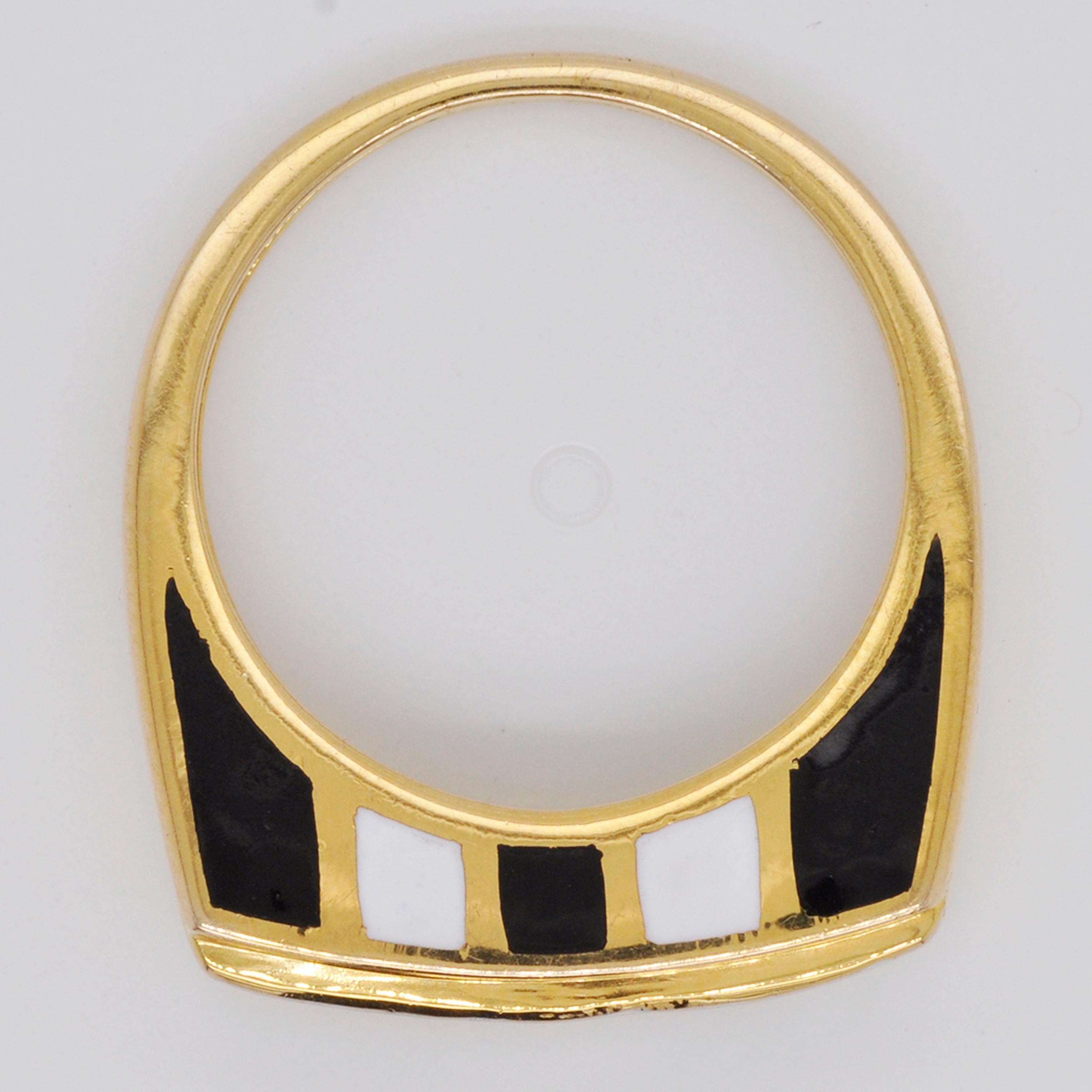 Bague à anneau contemporaine en or 18 carats avec émail français et diamants baguettes sertis en canal en vente 3