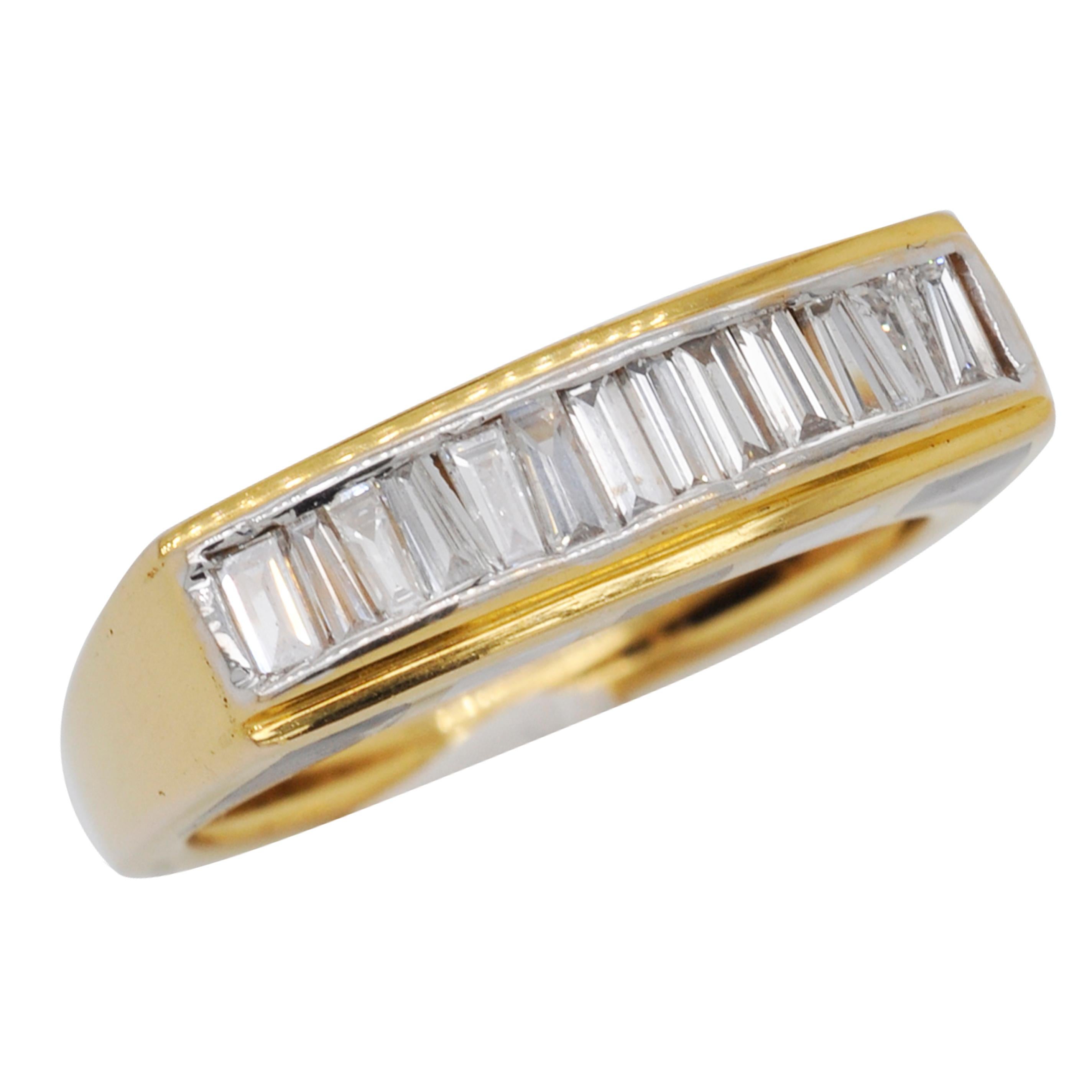 Taille baguette Bague à anneau contemporaine en or 18 carats avec émail français et diamants baguettes sertis en canal en vente