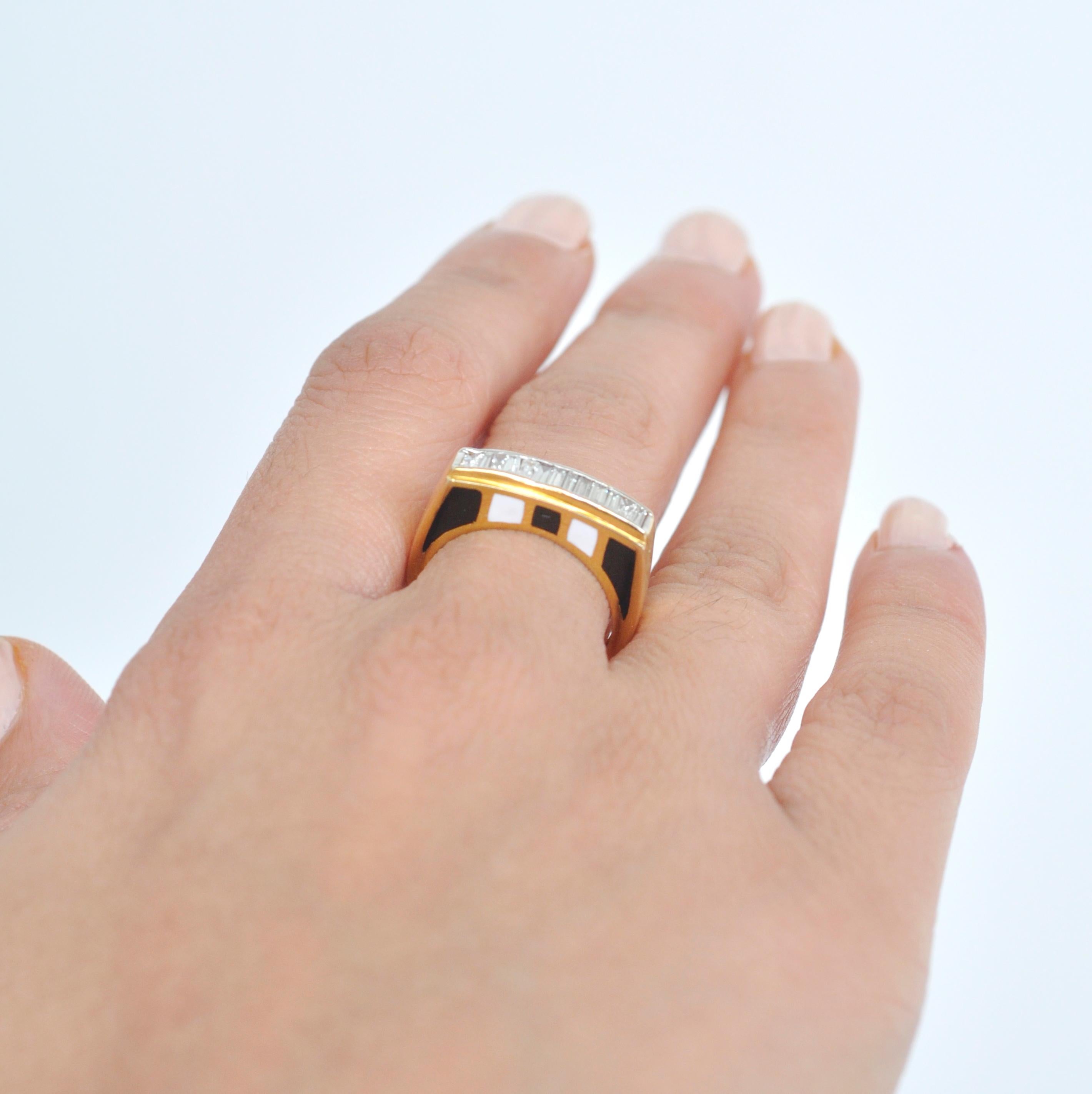 Contemporain Bague à anneau contemporaine en or 18 carats avec émail français et diamants baguettes sertis en canal en vente