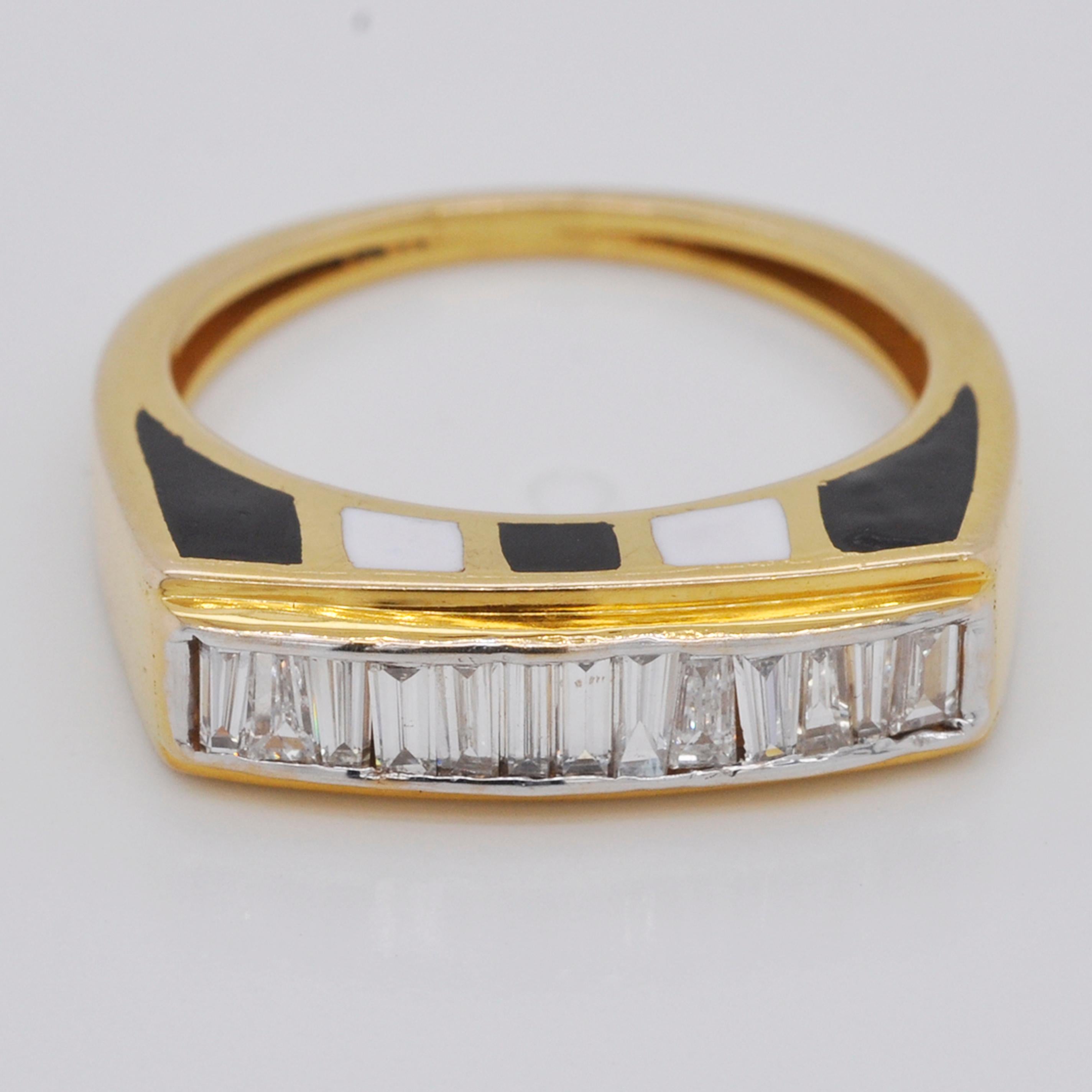 Bague à anneau contemporaine en or 18 carats avec émail français et diamants baguettes sertis en canal en vente 2