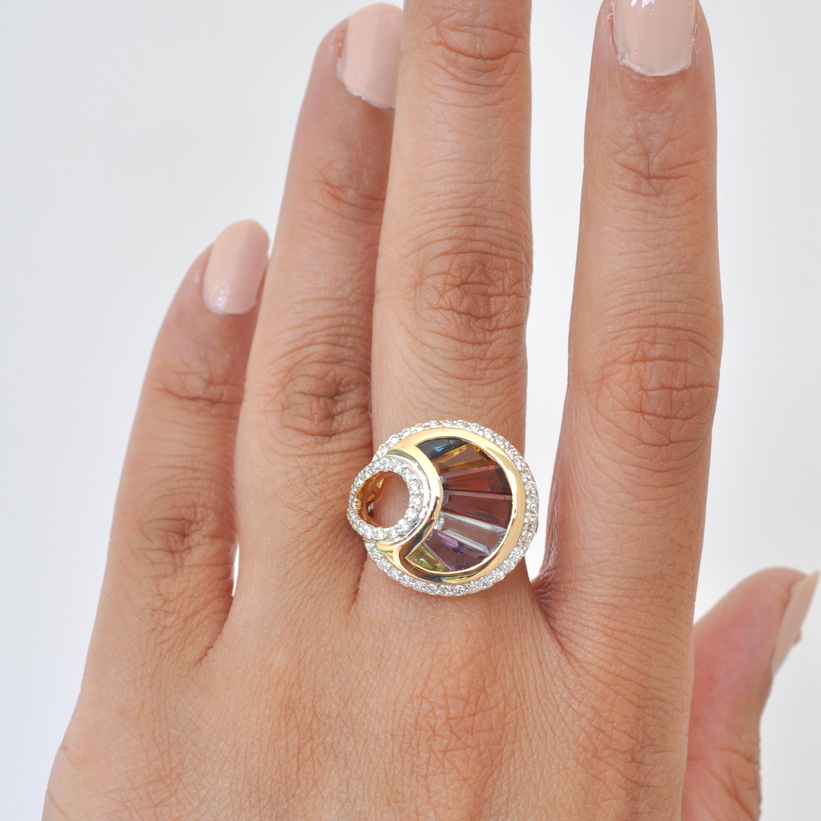 Bague de cocktail en or 18 carats, sertie de baguettes de diamants arc-en-ciel multicolores.

L'art, la couleur et la culture sont tous réunis pour inspirer cette bague éventail en or 18 carats à taille baguette et à diamants arc-en-ciel
