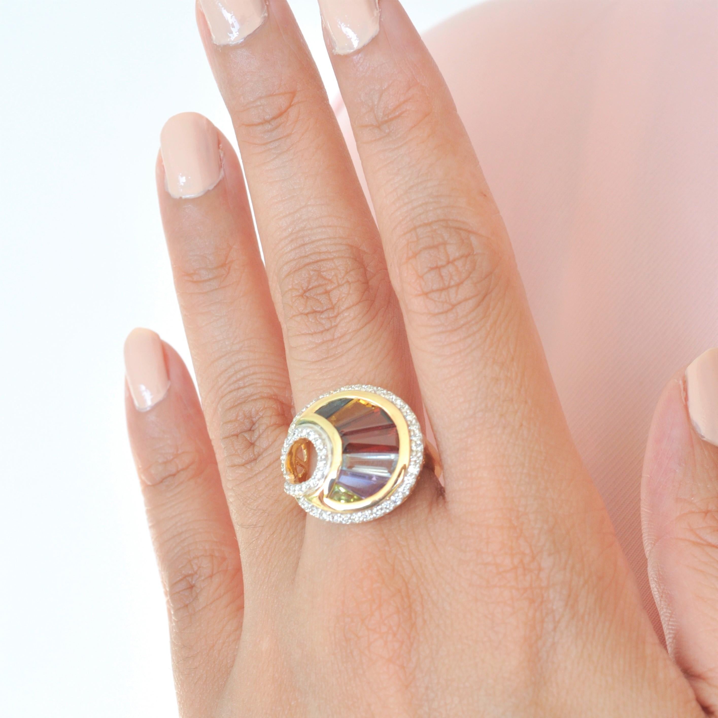 Contemporain Bague cocktail éventail en or 18 carats sertie de diamants baguettes multicolores arc-en-ciel en vente