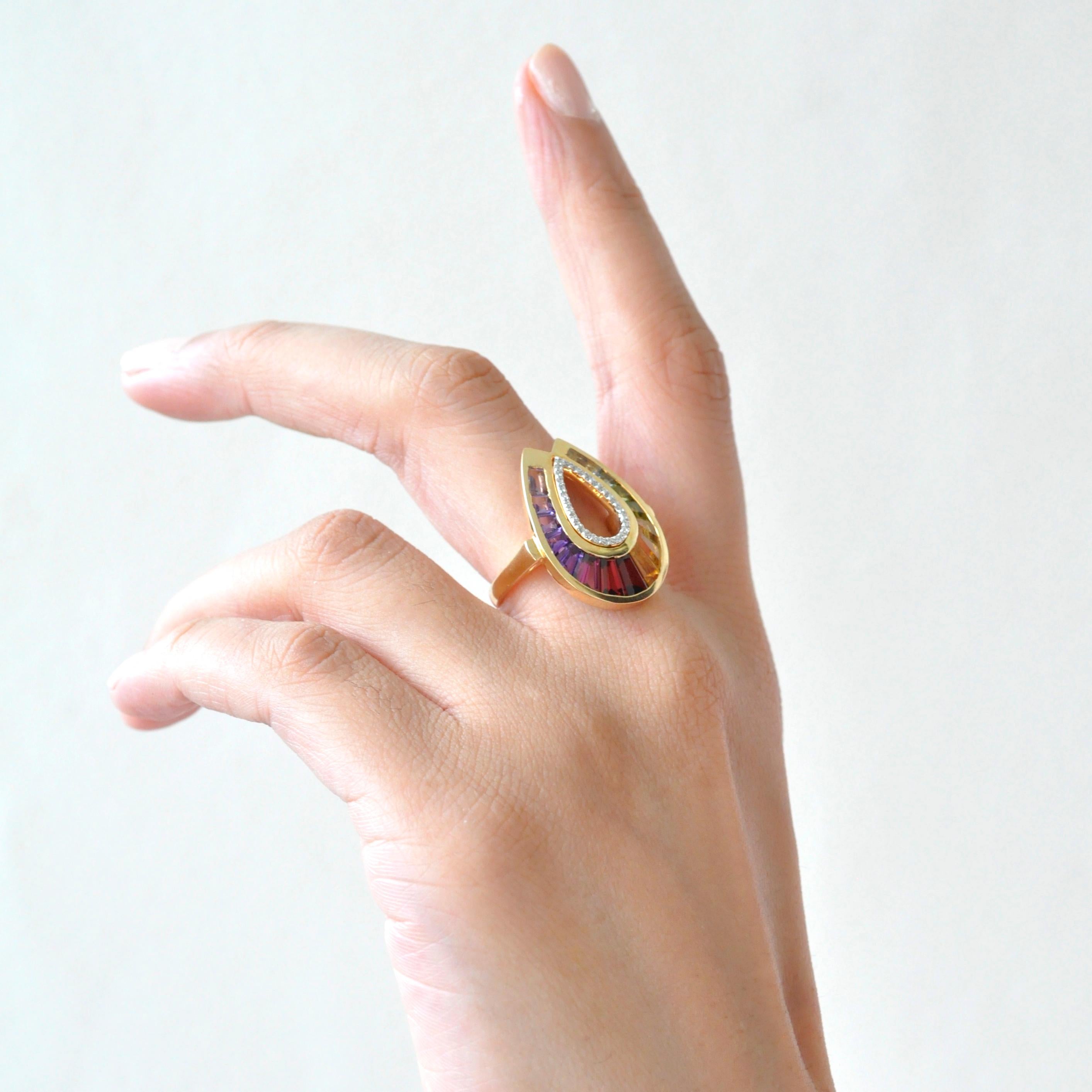 Im Angebot: 18 Karat Gold Türknocker-Diamantring mit Baguette-Regenbogen-Edelsteinen in Kanalfassung () 4