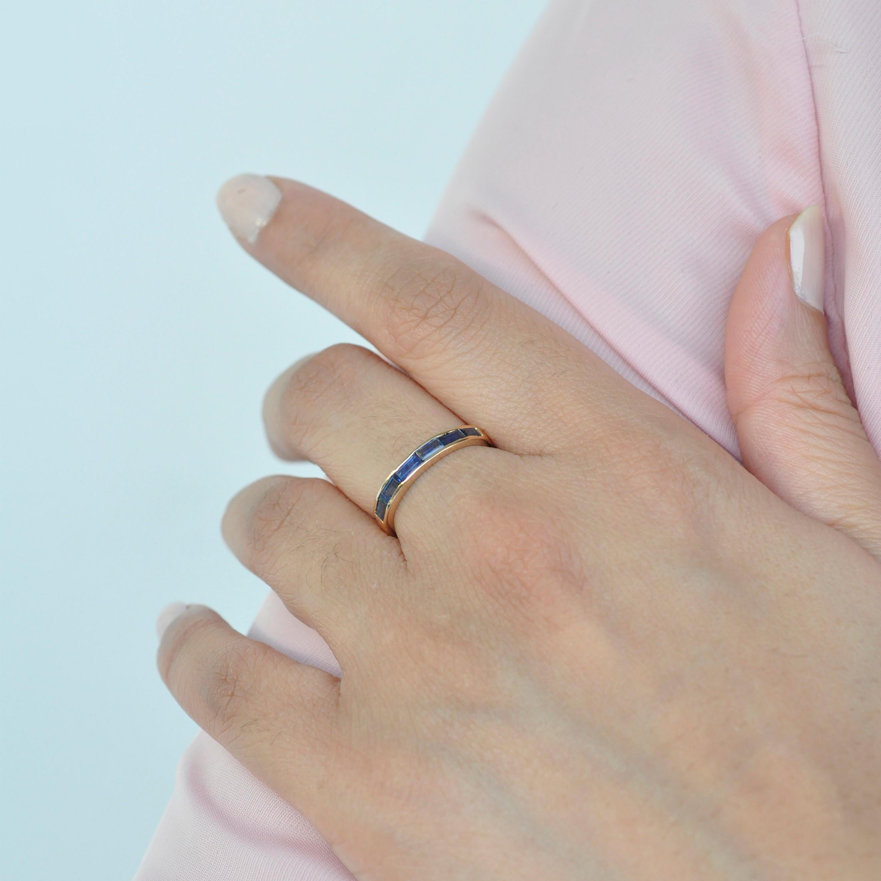 18 Karat Gold Kanal Set Blau Saphir Baguette Zeitgenössische Band Ring 5