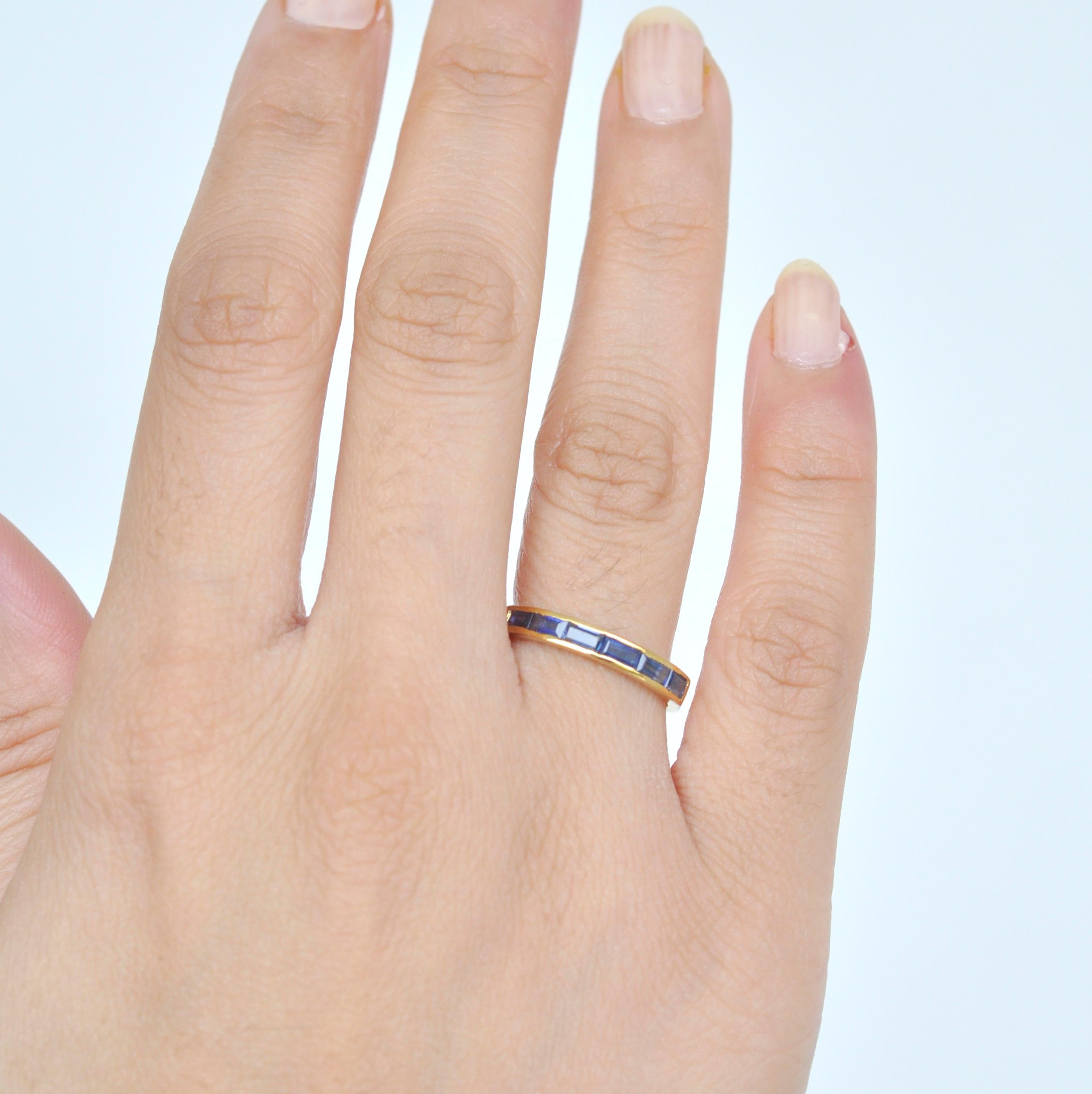 18 Karat Gold Kanal Set Blau Saphir Baguette Zeitgenössische Band Ring 6