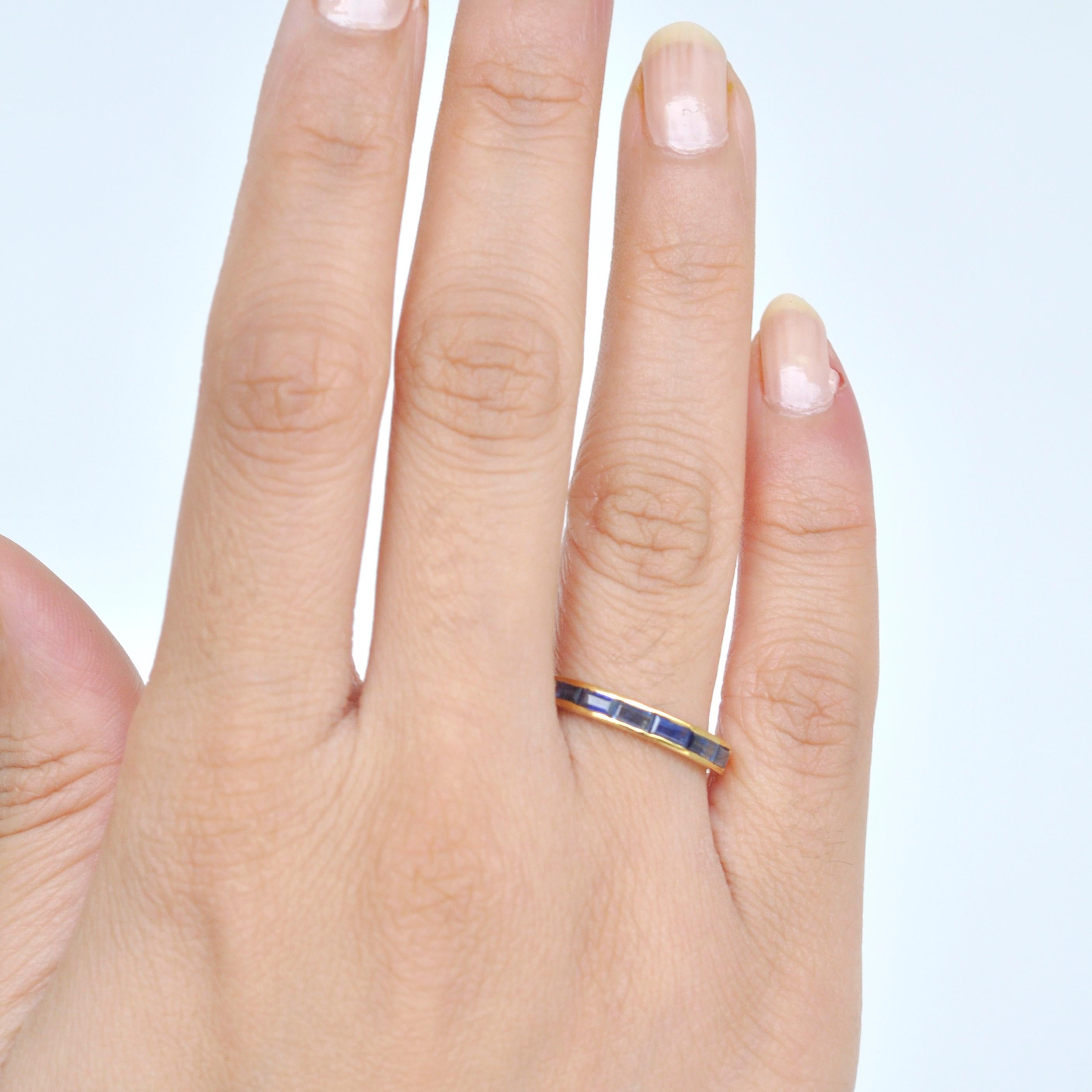 18 Karat Gold Kanal Set Blau Saphir Baguette Zeitgenössische Band Ring 7