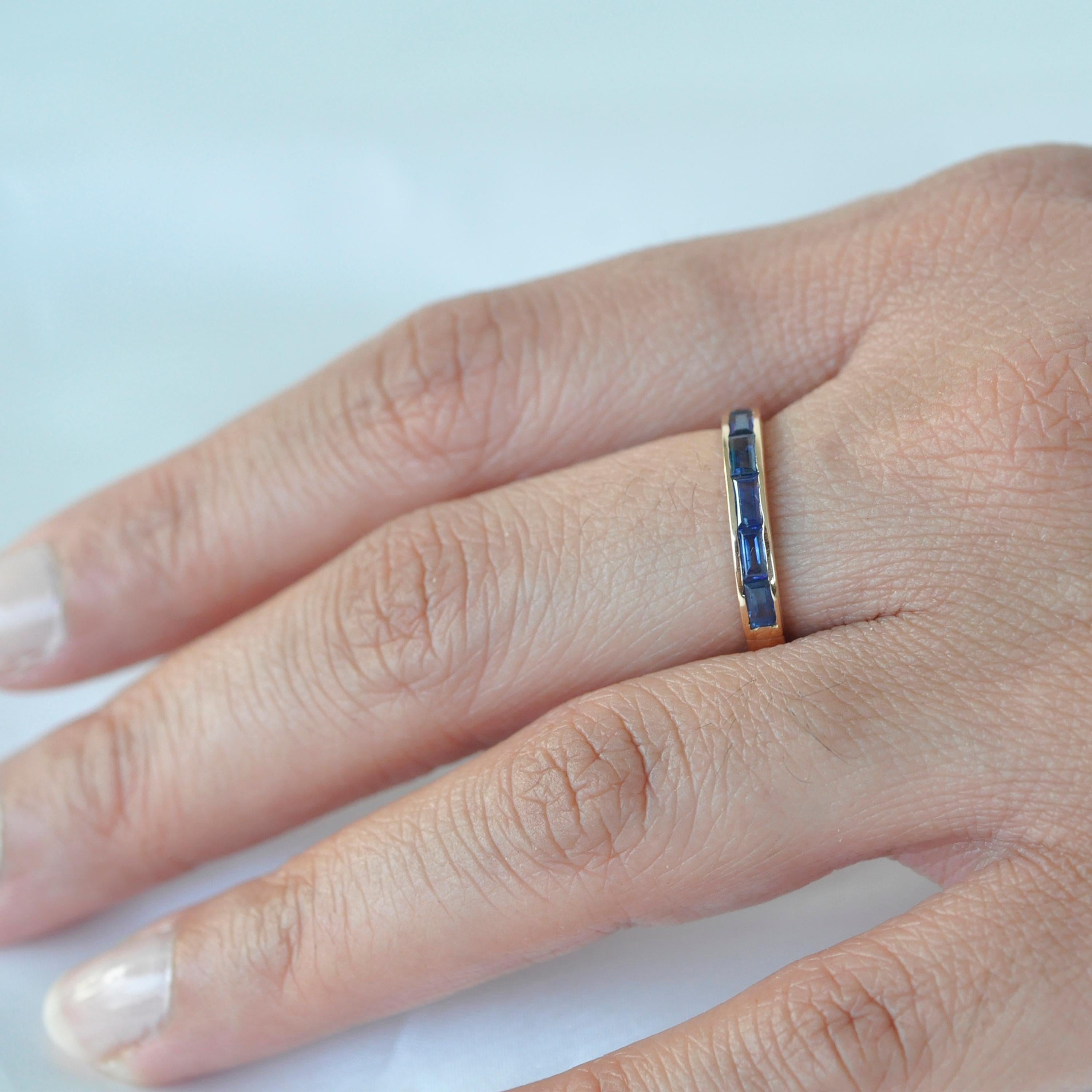 18 Karat Gold Kanal Set Blau Saphir Baguette Zeitgenössische Band Ring 8