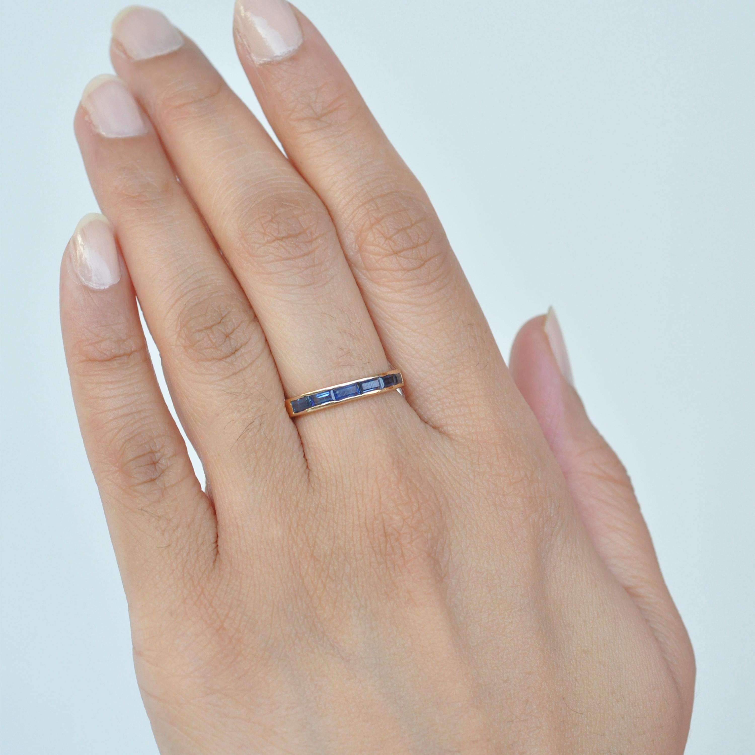 Ein klassisches:: modernes Band aus 18 Karat Gold mit kanalisierten blauen Saphir-Baguetten. Die natürlichen blauen Saphir-Baguettes aus Thailand sind glänzend und die Qualität ist ausgezeichnet. Dieser Ring ist ein Genuss für Ringliebhaber:: die