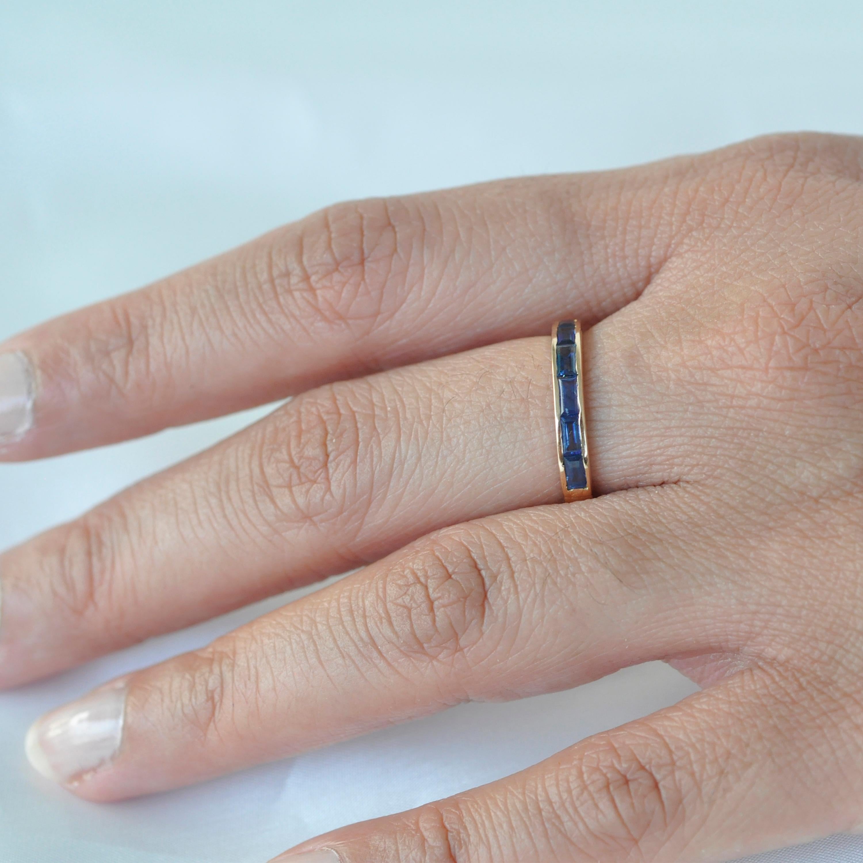 18 Karat Gold Kanal Set Blau Saphir Baguette Zeitgenössische Band Ring (Baguetteschliff)