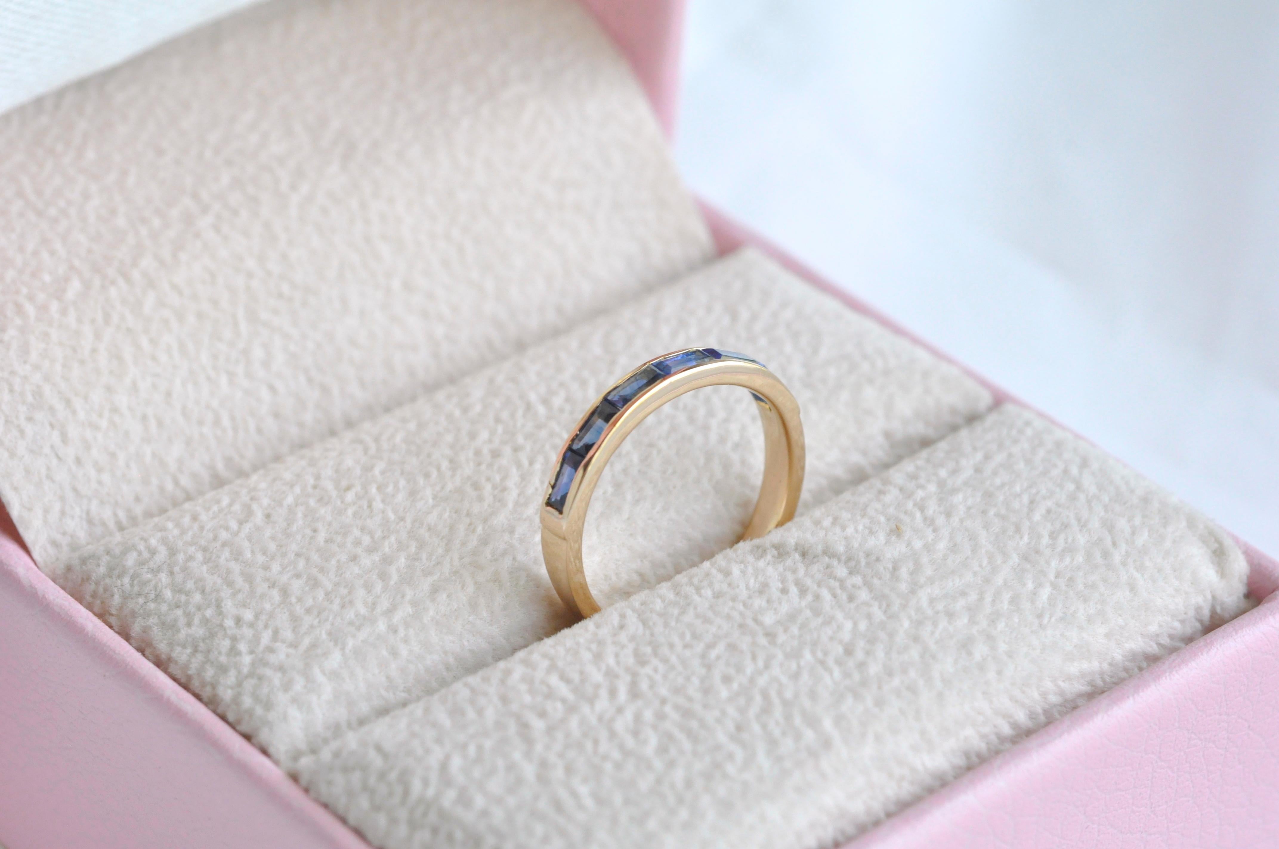 18 Karat Gold Kanal Set Blau Saphir Baguette Zeitgenössische Band Ring im Zustand „Neu“ in Jaipur, Rajasthan