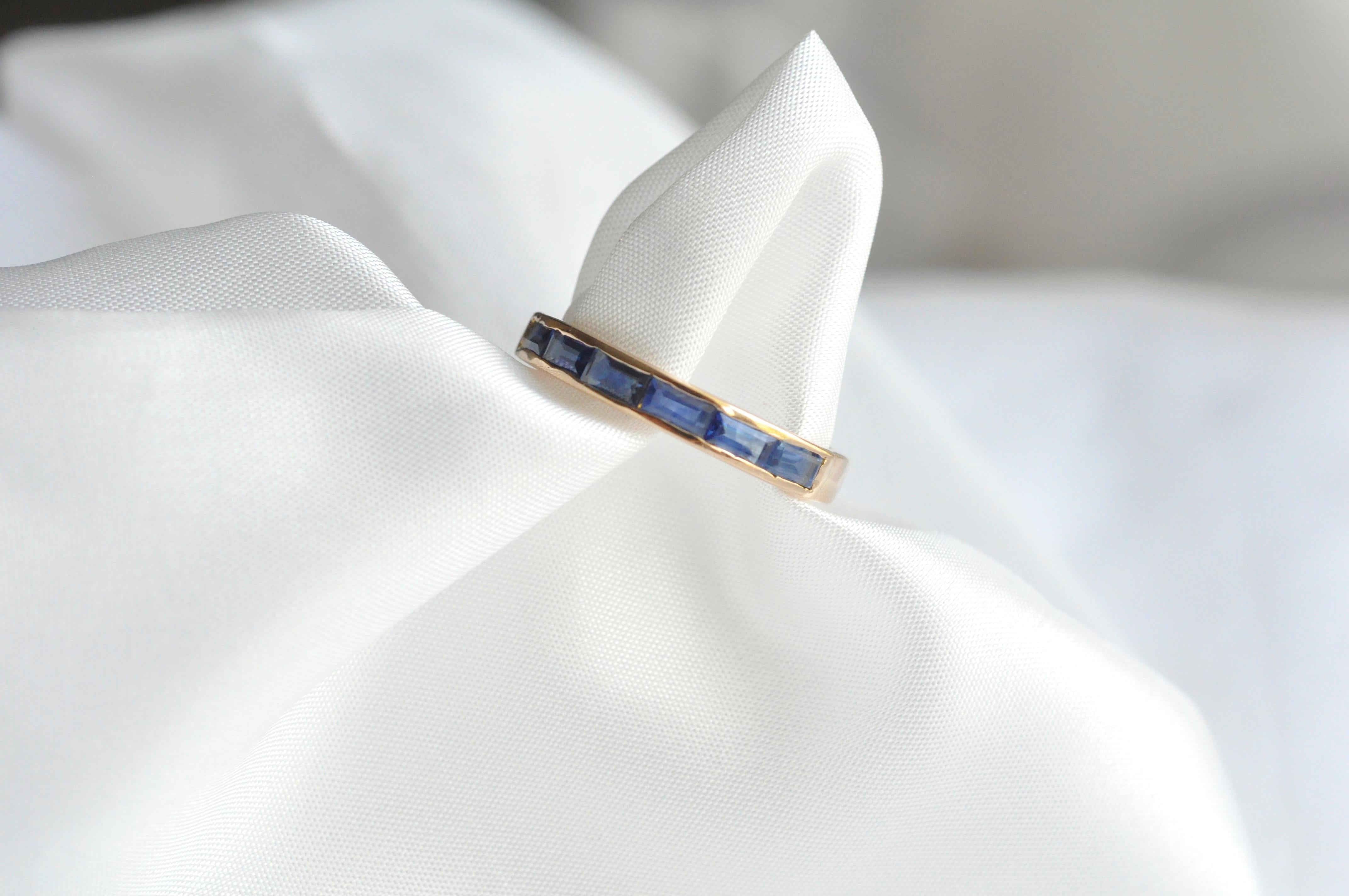 18 Karat Gold Kanal Set Blau Saphir Baguette Zeitgenössische Band Ring Damen