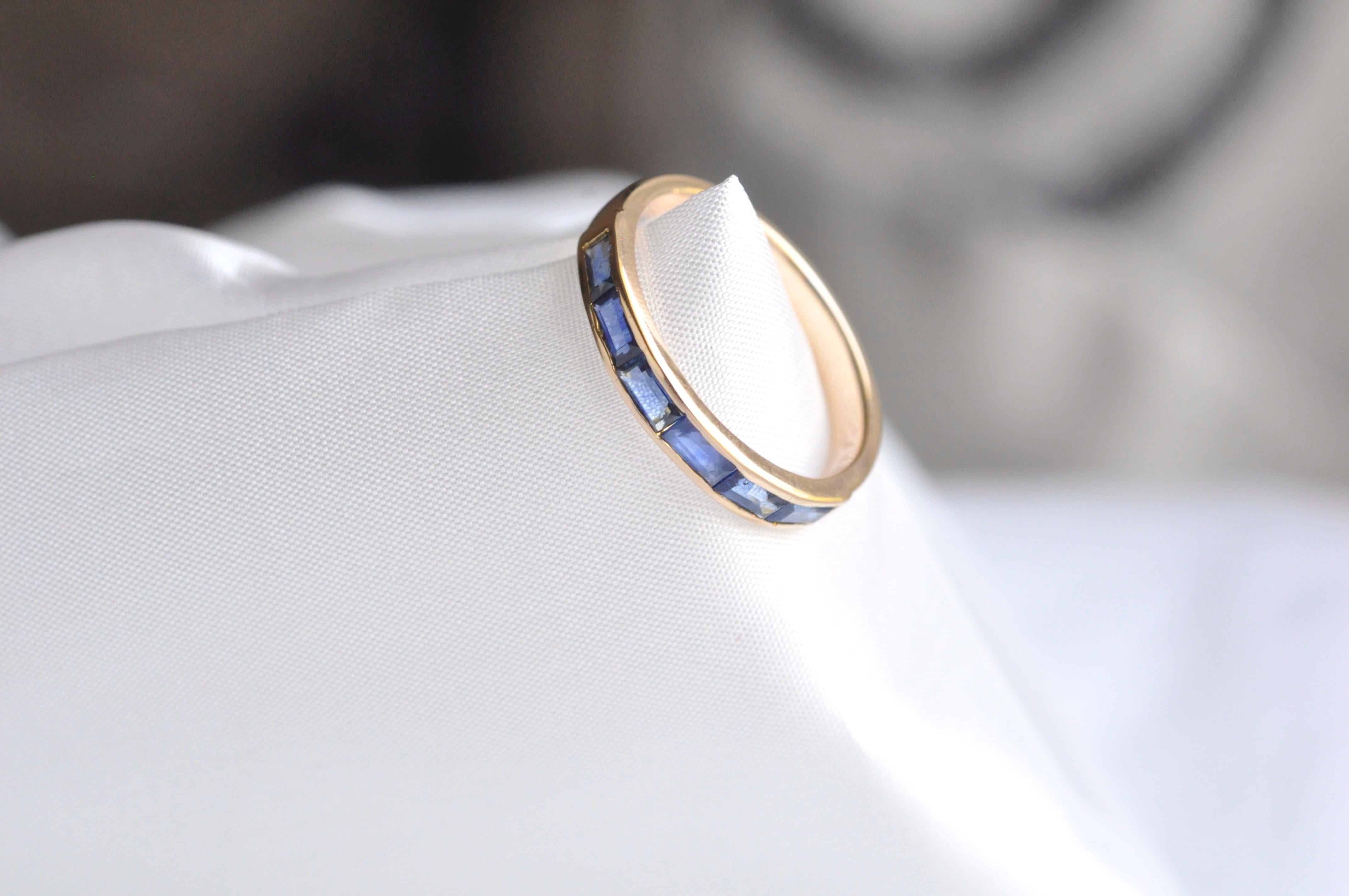 18 Karat Gold Kanal Set Blau Saphir Baguette Zeitgenössische Band Ring 1