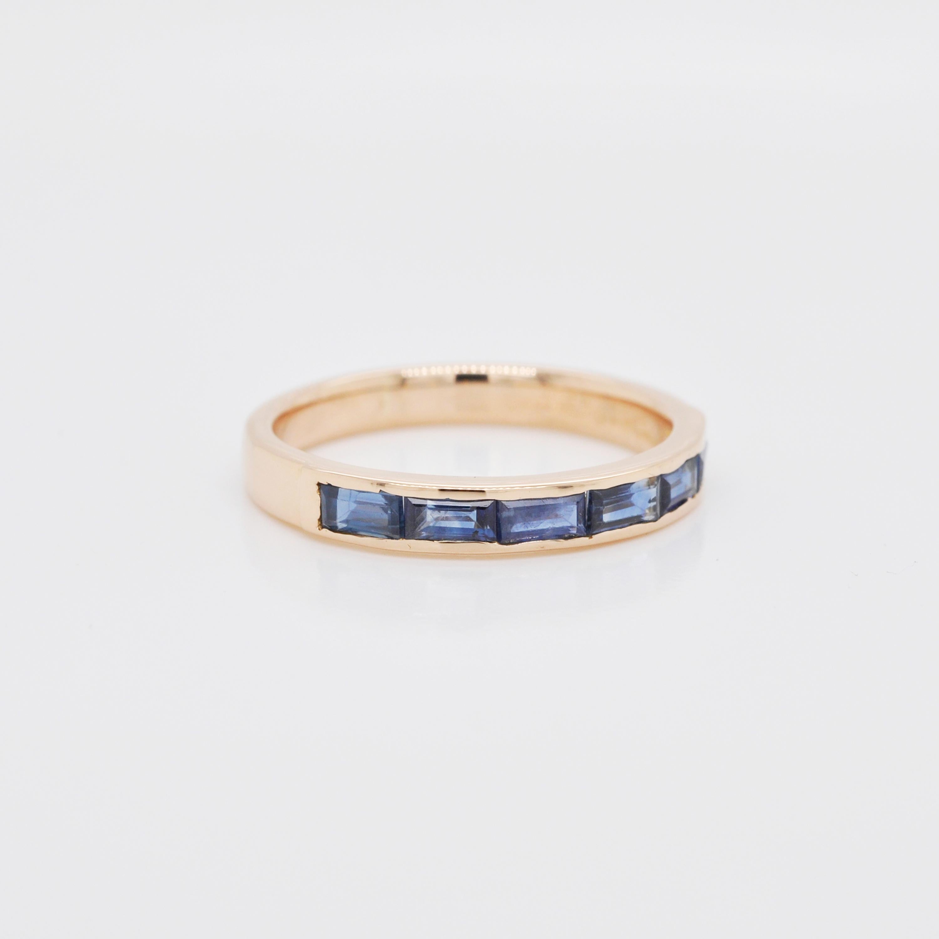 18 Karat Gold Kanal Set Blau Saphir Baguette Zeitgenössische Band Ring 2